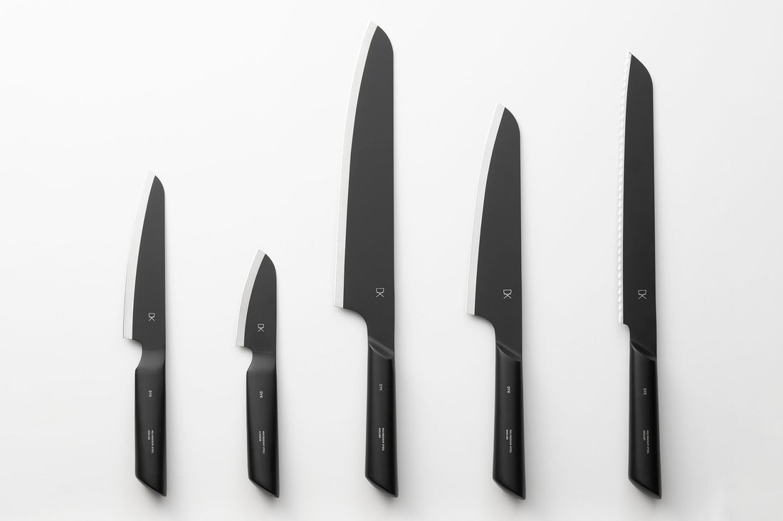 キッチンツールブランドDYK［ダイク］の三徳包丁です。肉や魚、野菜などオールマイティに使える、一般的なサイズの三徳包丁。「はじめの1本」にぴったりの万能ナイフです。独自の丸みを帯びたハンドルは、美しいだけでなくしっかりと握れるこだわりの設計。力が入りやすいため食材が滑りにくく、固い食材も得意です。食洗機対応で洗いやすく、高いメンテナンス性を実現。また包丁の柄部には中空モナカ構造を採用しており、軽量性が特徴です。