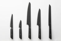 キッチンツールブランドDYK［ダイク］の三徳包丁です。肉や魚、野菜などオールマイティに使える、一般的なサイズの三徳包丁。「はじめの1本」にぴったりの万能ナイフです。独自の丸みを帯びたハンドルは、美しいだけでなくしっかりと握れるこだわりの設計。力が入りやすいため食材が滑りにくく、固い食材も得意です。食洗機対応で洗いやすく、高いメンテナンス性を実現。また包丁の柄部には中空モナカ構造を採用しており、軽量性が特徴です。