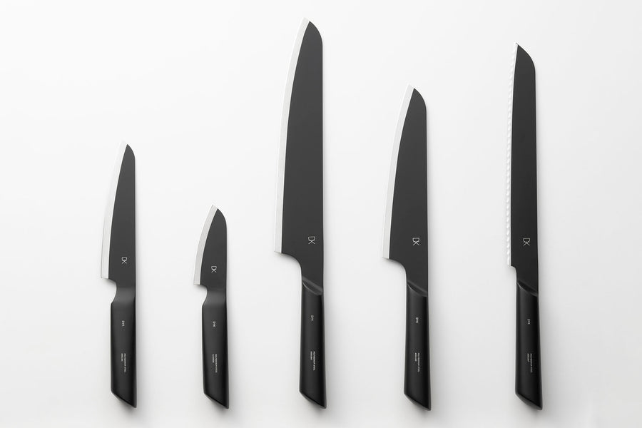 キッチンツールブランドDYK［ダイク］の三徳包丁です。肉や魚、野菜などオールマイティに使える、一般的なサイズの三徳包丁。「はじめの1本」にぴったりの万能ナイフです。独自の丸みを帯びたハンドルは、美しいだけでなくしっかりと握れるこだわりの設計。力が入りやすいため食材が滑りにくく、固い食材も得意です。食洗機対応で洗いやすく、高いメンテナンス性を実現。また包丁の柄部には中空モナカ構造を採用しており、軽量性が特徴です。