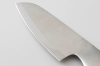 キッチンツールブランドDYK［ダイク］のペティナイフです。皮むきなどで重宝するペティナイフ。果物やジャガイモなどの野菜はもちろん、薬味を切るときなどにも活躍します。独自の丸みを帯びたハンドルは、美しいだけでなくしっかりと握れるこだわりの設計で、小さくても安定感をキープ。刃渡りが短いため洗いやすく、ちょっとしたお料理にも気軽に使用できます。 食洗機対応で洗いやすく、高いメンテナンス性を実現。また包丁の柄部には中空モナカ構造を採用しており、軽量性が特徴です。