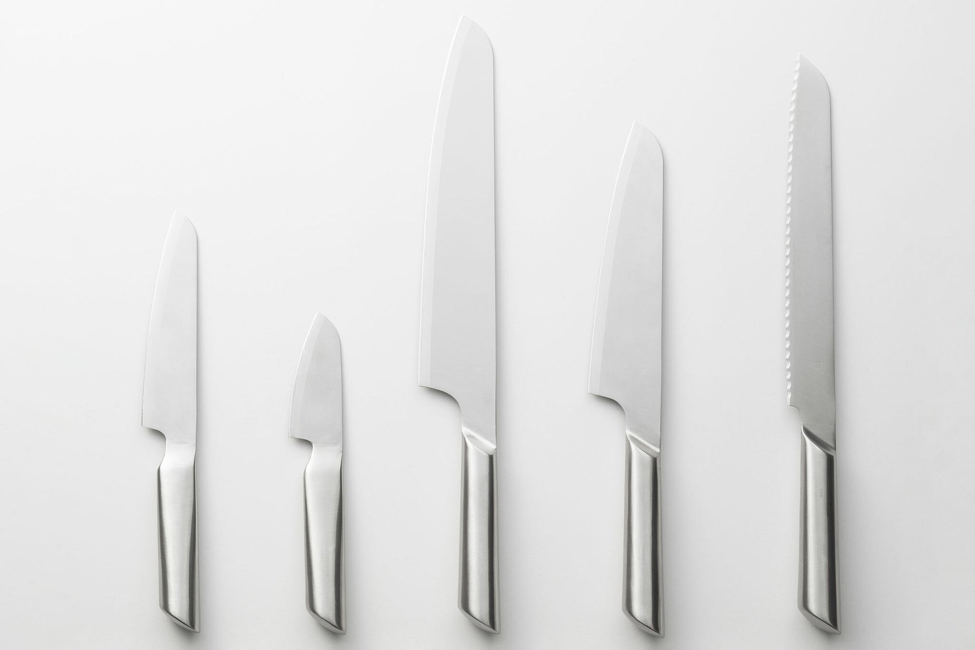 キッチンツールブランドDYK［ダイク］のペティナイフです。皮むきなどで重宝するペティナイフ。果物やジャガイモなどの野菜はもちろん、薬味を切るときなどにも活躍します。独自の丸みを帯びたハンドルは、美しいだけでなくしっかりと握れるこだわりの設計で、小さくても安定感をキープ。刃渡りが短いため洗いやすく、ちょっとしたお料理にも気軽に使用できます。 食洗機対応で洗いやすく、高いメンテナンス性を実現。また包丁の柄部には中空モナカ構造を採用しており、軽量性が特徴です。