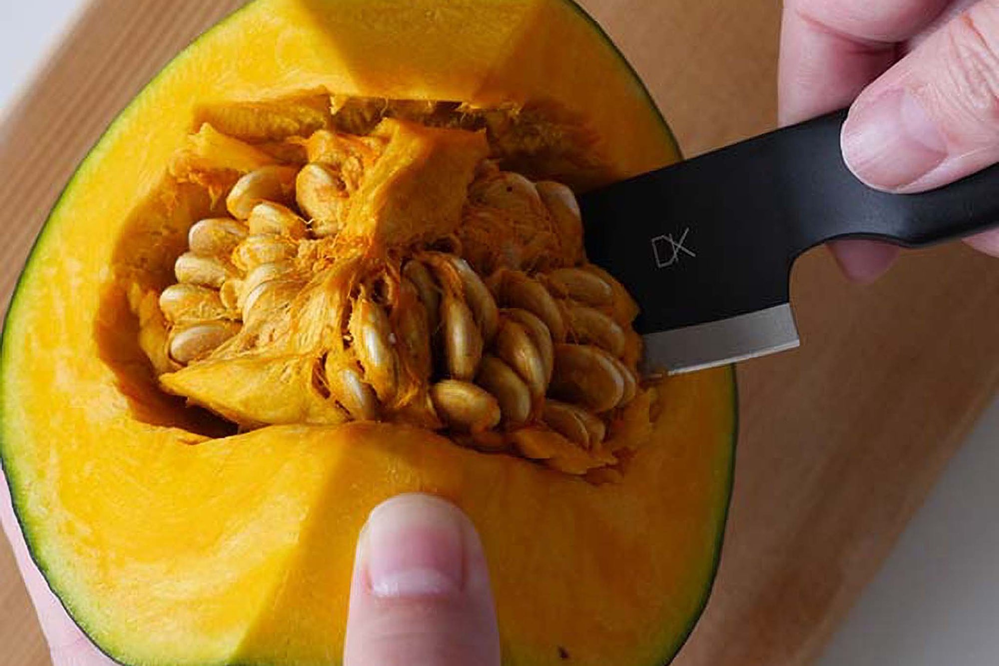 キッチンツールブランドDYK［ダイク］のペティナイフです。皮むきなどで重宝するペティナイフ。果物やジャガイモなどの野菜はもちろん、薬味を切るときなどにも活躍します。独自の丸みを帯びたハンドルは、美しいだけでなくしっかりと握れるこだわりの設計で、小さくても安定感をキープ。刃渡りが短いため洗いやすく、ちょっとしたお料理にも気軽に使用できます。 食洗機対応で洗いやすく、高いメンテナンス性を実現。また包丁の柄部には中空モナカ構造を採用しており、軽量性が特徴です。