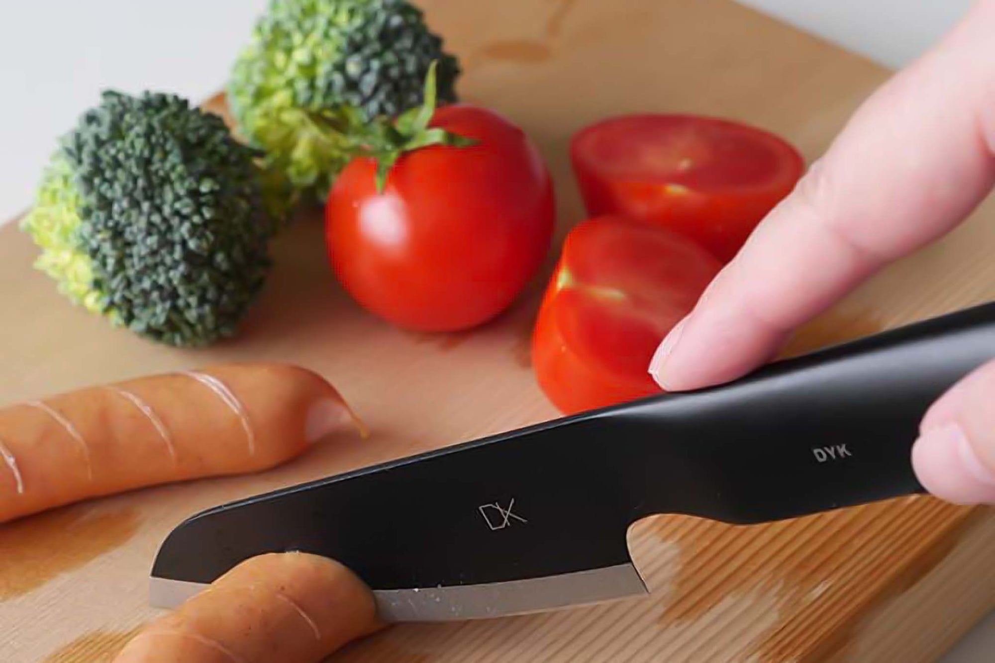 キッチンツールブランドDYK［ダイク］のペティナイフです。皮むきなどで重宝するペティナイフ。果物やジャガイモなどの野菜はもちろん、薬味を切るときなどにも活躍します。独自の丸みを帯びたハンドルは、美しいだけでなくしっかりと握れるこだわりの設計で、小さくても安定感をキープ。刃渡りが短いため洗いやすく、ちょっとしたお料理にも気軽に使用できます。 食洗機対応で洗いやすく、高いメンテナンス性を実現。また包丁の柄部には中空モナカ構造を採用しており、軽量性が特徴です。