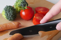 キッチンツールブランドDYK［ダイク］のペティナイフです。皮むきなどで重宝するペティナイフ。果物やジャガイモなどの野菜はもちろん、薬味を切るときなどにも活躍します。独自の丸みを帯びたハンドルは、美しいだけでなくしっかりと握れるこだわりの設計で、小さくても安定感をキープ。刃渡りが短いため洗いやすく、ちょっとしたお料理にも気軽に使用できます。 食洗機対応で洗いやすく、高いメンテナンス性を実現。また包丁の柄部には中空モナカ構造を採用しており、軽量性が特徴です。