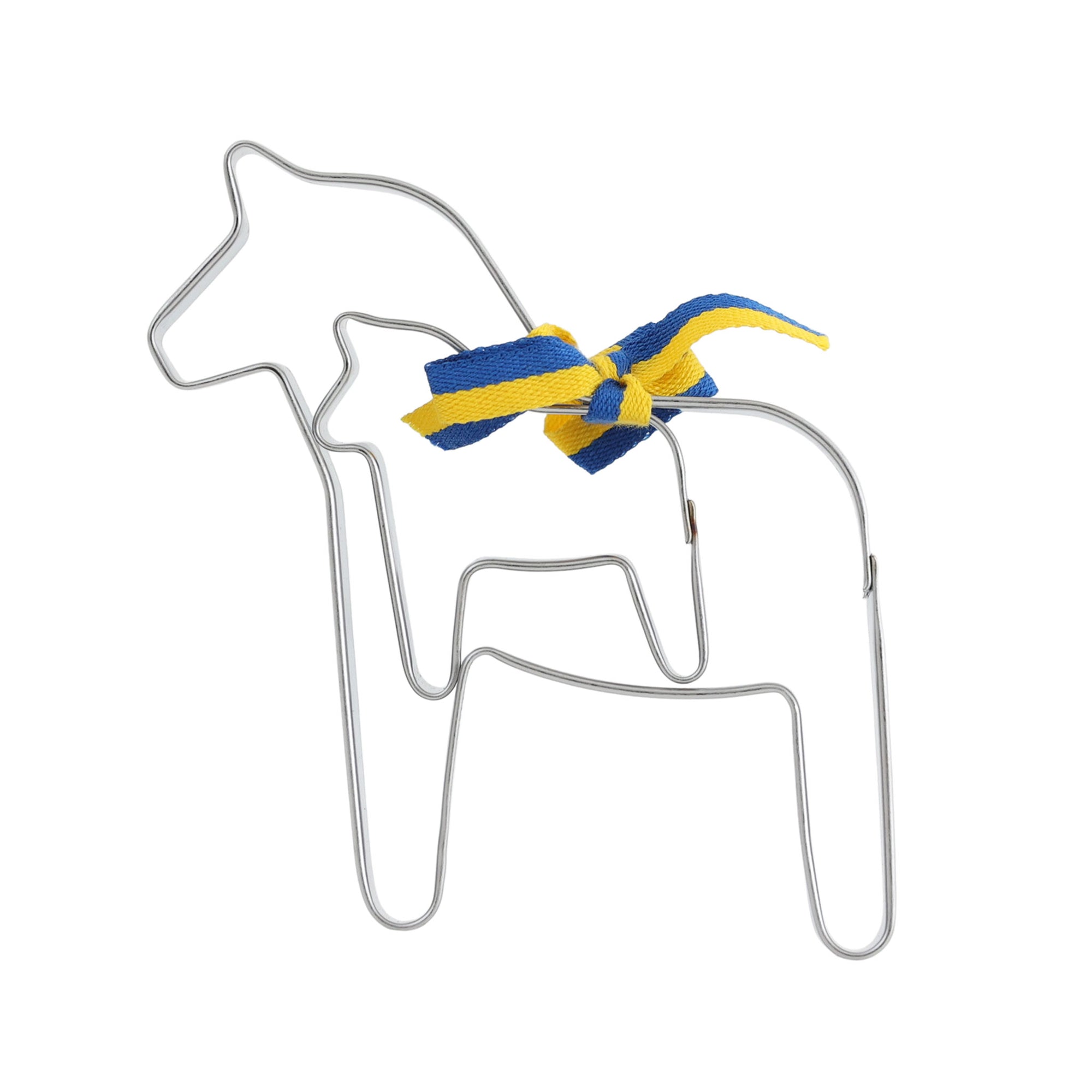 スウェーデンの伝統工芸「ダーラナホース」をかたどった、クッキーカッターです。1922年創業の老舗工房によるオリジナルデザインで、北欧の幸福モチーフをお菓子作りに取り入れたい方にぴったりのアイテムです。馬の形は「幸運」や「家庭の守り神」とされ、クッキーだけでなく、サンドイッチやパンケーキ、粘土やキャンドル作りなどクラフト用途にもおすすめ。丈夫で扱いやすいステンレス製で、繊細なフォルムもしっかり再現できます。焼き上がったクッキーにアイシングで模様を描けば、まるで本物のダーラホースのようなかわいらしい仕上がりに。ご自宅用はもちろん、北欧好きの方へのギフトにも喜ばれます。