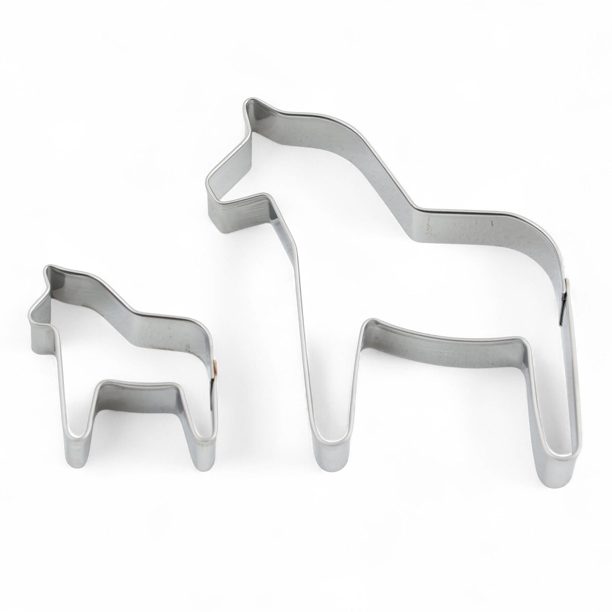 スウェーデンの伝統工芸「ダーラナホース」をかたどった、クッキーカッターです。1922年創業の老舗工房によるオリジナルデザインで、北欧の幸福モチーフをお菓子作りに取り入れたい方にぴったりのアイテムです。馬の形は「幸運」や「家庭の守り神」とされ、クッキーだけでなく、サンドイッチやパンケーキ、粘土やキャンドル作りなどクラフト用途にもおすすめ。丈夫で扱いやすいステンレス製で、繊細なフォルムもしっかり再現できます。焼き上がったクッキーにアイシングで模様を描けば、まるで本物のダーラホースのようなかわいらしい仕上がりに。ご自宅用はもちろん、北欧好きの方へのギフトにも喜ばれます。