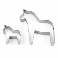 スウェーデンの伝統工芸「ダーラナホース」をかたどった、クッキーカッターです。1922年創業の老舗工房によるオリジナルデザインで、北欧の幸福モチーフをお菓子作りに取り入れたい方にぴったりのアイテムです。馬の形は「幸運」や「家庭の守り神」とされ、クッキーだけでなく、サンドイッチやパンケーキ、粘土やキャンドル作りなどクラフト用途にもおすすめ。丈夫で扱いやすいステンレス製で、繊細なフォルムもしっかり再現できます。焼き上がったクッキーにアイシングで模様を描けば、まるで本物のダーラホースのようなかわいらしい仕上がりに。ご自宅用はもちろん、北欧好きの方へのギフトにも喜ばれます。