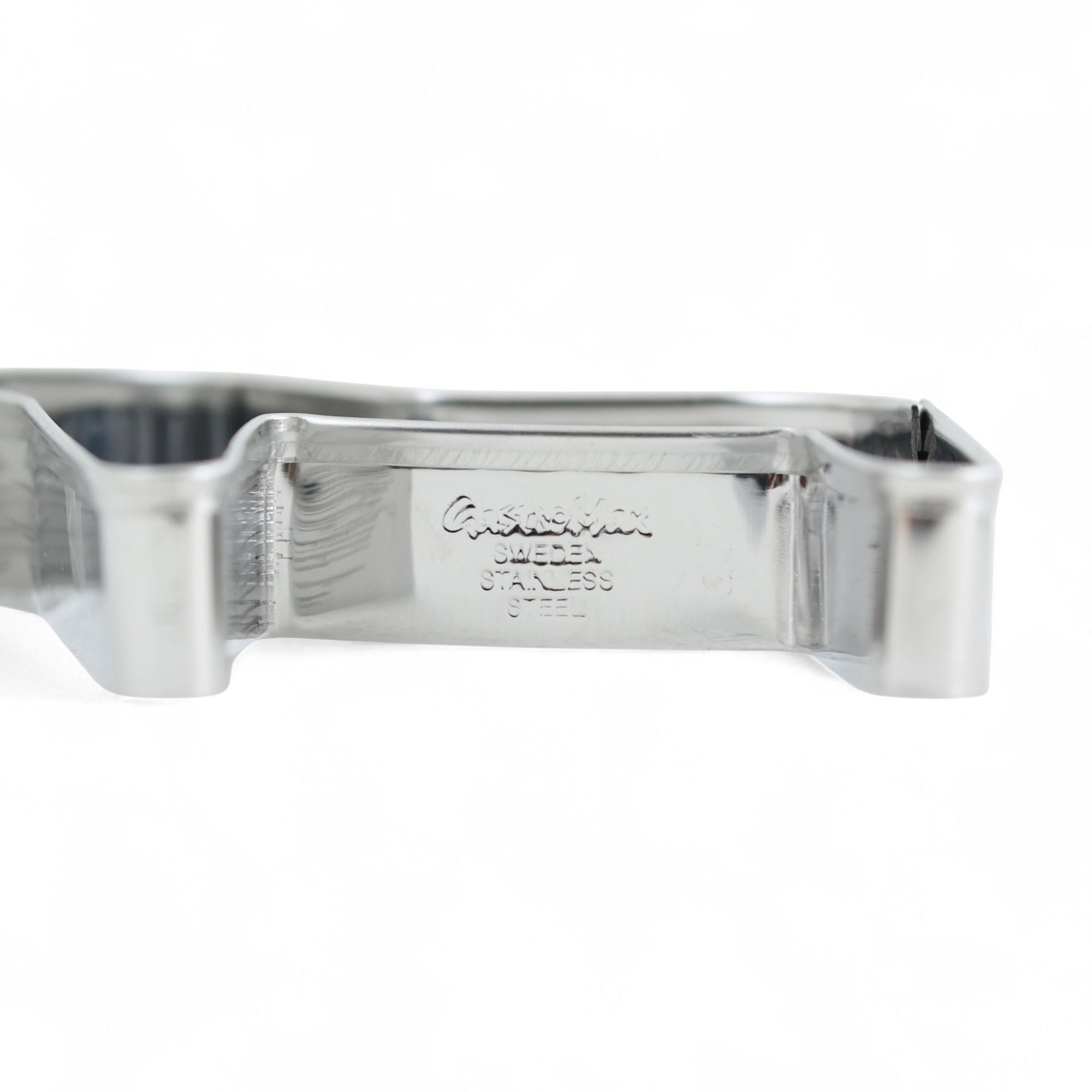 スウェーデンの伝統工芸「ダーラナホース」をかたどった、クッキーカッターです。1922年創業の老舗工房によるオリジナルデザインで、北欧の幸福モチーフをお菓子作りに取り入れたい方にぴったりのアイテムです。馬の形は「幸運」や「家庭の守り神」とされ、クッキーだけでなく、サンドイッチやパンケーキ、粘土やキャンドル作りなどクラフト用途にもおすすめ。丈夫で扱いやすいステンレス製で、繊細なフォルムもしっかり再現できます。焼き上がったクッキーにアイシングで模様を描けば、まるで本物のダーラホースのようなかわいらしい仕上がりに。ご自宅用はもちろん、北欧好きの方へのギフトにも喜ばれます。