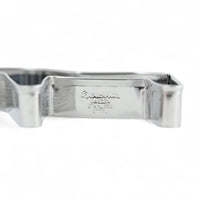 スウェーデンの伝統工芸「ダーラナホース」をかたどった、クッキーカッターです。1922年創業の老舗工房によるオリジナルデザインで、北欧の幸福モチーフをお菓子作りに取り入れたい方にぴったりのアイテムです。馬の形は「幸運」や「家庭の守り神」とされ、クッキーだけでなく、サンドイッチやパンケーキ、粘土やキャンドル作りなどクラフト用途にもおすすめ。丈夫で扱いやすいステンレス製で、繊細なフォルムもしっかり再現できます。焼き上がったクッキーにアイシングで模様を描けば、まるで本物のダーラホースのようなかわいらしい仕上がりに。ご自宅用はもちろん、北欧好きの方へのギフトにも喜ばれます。