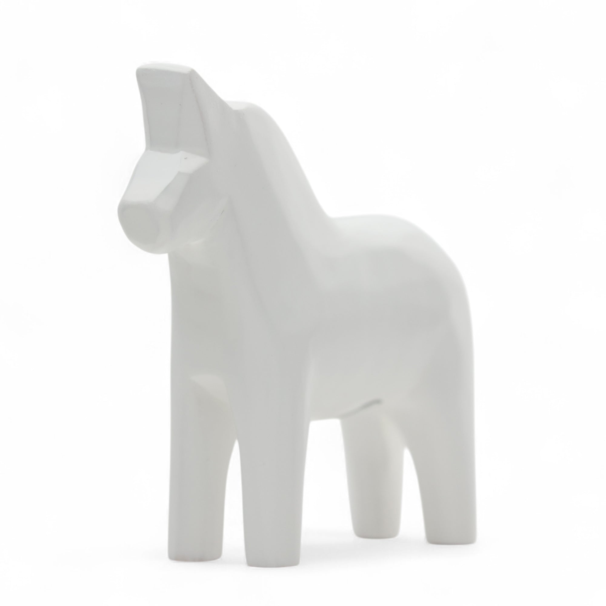 Grannas A. Olsson Hemslojd（グランナス オルソン ヘムスロイド）は、1922年にスウェーデン・ダーラナ地方ヌスナスで創業した世界最古のダラホース工房です。創業者のアンダース オルソン氏は、当初家族経営のパン屋から木工品製造へと転換し、弟らと協力してダラホースの生産を始めました。ひとつずつ選別されたスロースギ材（シルヤン湖周辺の赤松）を使い、木型の挽きから手彫り、下地塗装、さらに熟練のリップル（波模様）ペインターによるフリーハンド装飾を施します。その後、丁寧にニス仕上げされ、赤や白、青など伝統色に彩られた馬たちは、まさに「スウェーデンの象徴」として世界中の家庭や店舗に愛されています。伝統工房としての格式を受け継ぎつつも、パステルやモノトーン、限定柄などを加えることで、現代のインテリアにもマッチするデザイン性も追求しています。