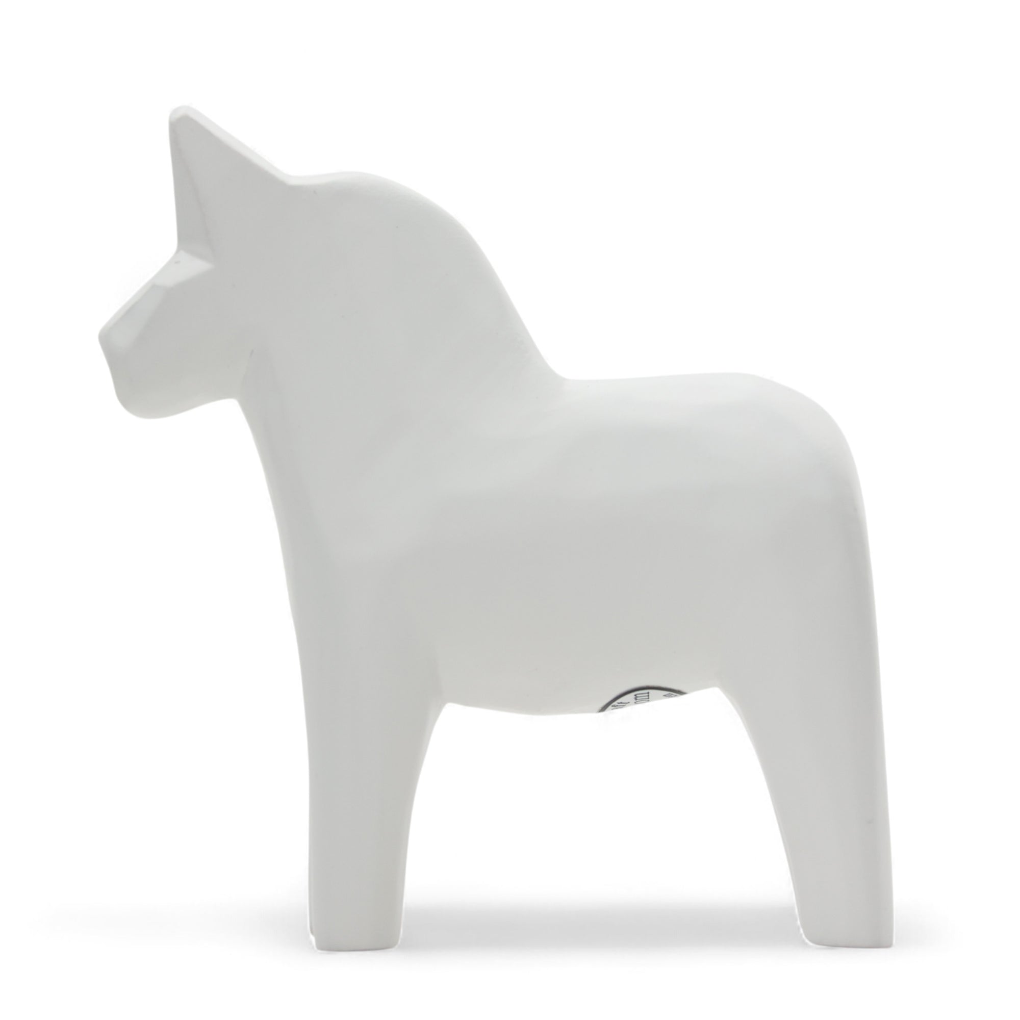 Grannas A. Olsson Hemslojd（グランナス オルソン ヘムスロイド）は、1922年にスウェーデン・ダーラナ地方ヌスナスで創業した世界最古のダラホース工房です。創業者のアンダース オルソン氏は、当初家族経営のパン屋から木工品製造へと転換し、弟らと協力してダラホースの生産を始めました。ひとつずつ選別されたスロースギ材（シルヤン湖周辺の赤松）を使い、木型の挽きから手彫り、下地塗装、さらに熟練のリップル（波模様）ペインターによるフリーハンド装飾を施します。その後、丁寧にニス仕上げされ、赤や白、青など伝統色に彩られた馬たちは、まさに「スウェーデンの象徴」として世界中の家庭や店舗に愛されています。伝統工房としての格式を受け継ぎつつも、パステルやモノトーン、限定柄などを加えることで、現代のインテリアにもマッチするデザイン性も追求しています。