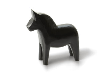 スウェーデン製ハンドメイド伝統工芸品のダーラナホースです。元々は子供の玩具として作られたものですが、今では世界的にも有名な工芸品として知られています。製作は全てハンドメイド、職人によって丁寧に削りだされています。こちらは綺麗な黒色を色付けしたダーラナへストです。インテリアのアクセントとしておすすめです。