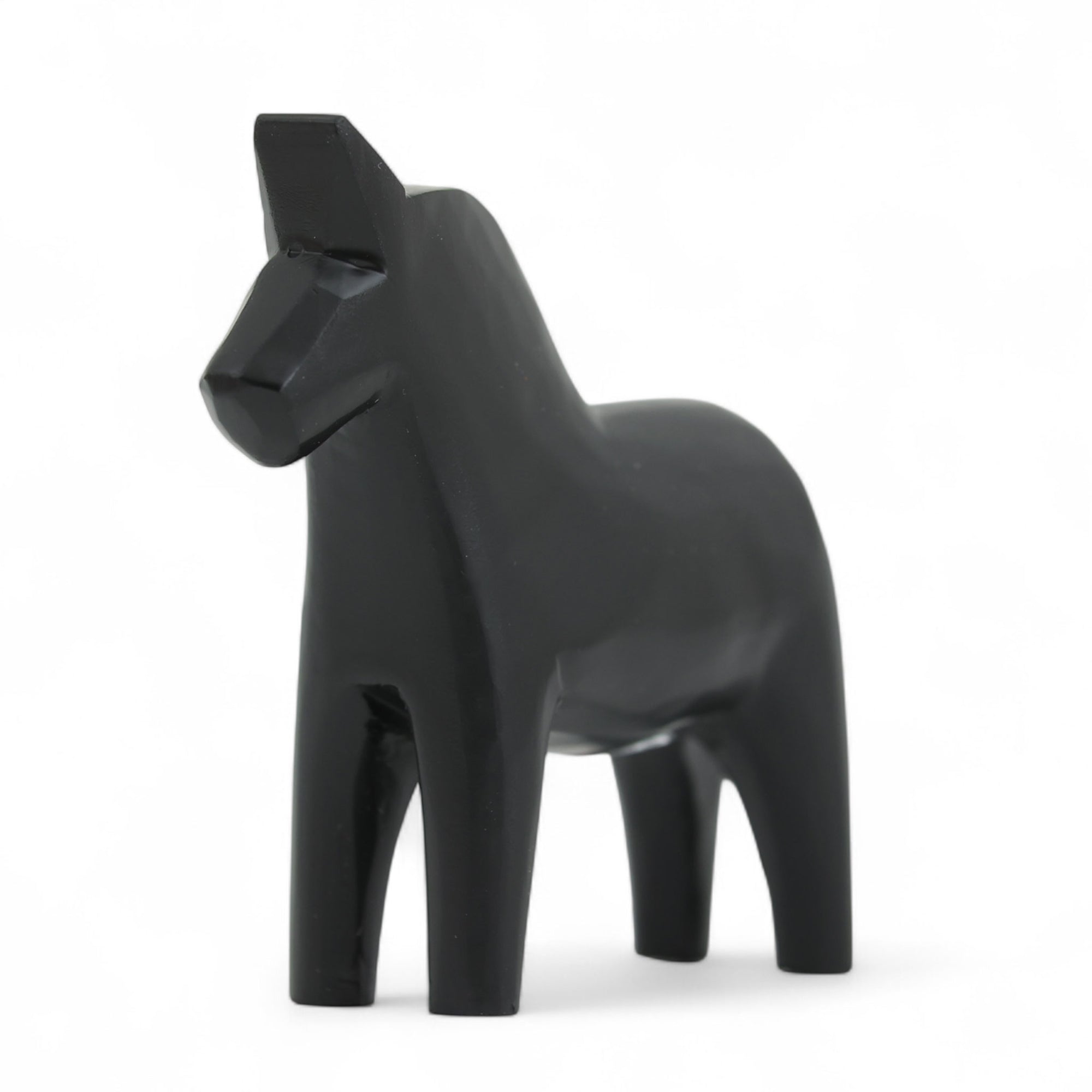 Grannas A. Olsson Hemslojd（グランナス オルソン ヘムスロイド）は、1922年にスウェーデン・ダーラナ地方ヌスナスで創業した世界最古のダラホース工房です。創業者のアンダース オルソン氏は、当初家族経営のパン屋から木工品製造へと転換し、弟らと協力してダラホースの生産を始めました。ひとつずつ選別されたスロースギ材（シルヤン湖周辺の赤松）を使い、木型の挽きから手彫り、下地塗装、さらに熟練のリップル（波模様）ペインターによるフリーハンド装飾を施します。その後、丁寧にニス仕上げされ、赤や白、青など伝統色に彩られた馬たちは、まさに「スウェーデンの象徴」として世界中の家庭や店舗に愛されています。伝統工房としての格式を受け継ぎつつも、パステルやモノトーン、限定柄などを加えることで、現代のインテリアにもマッチするデザイン性も追求しています。