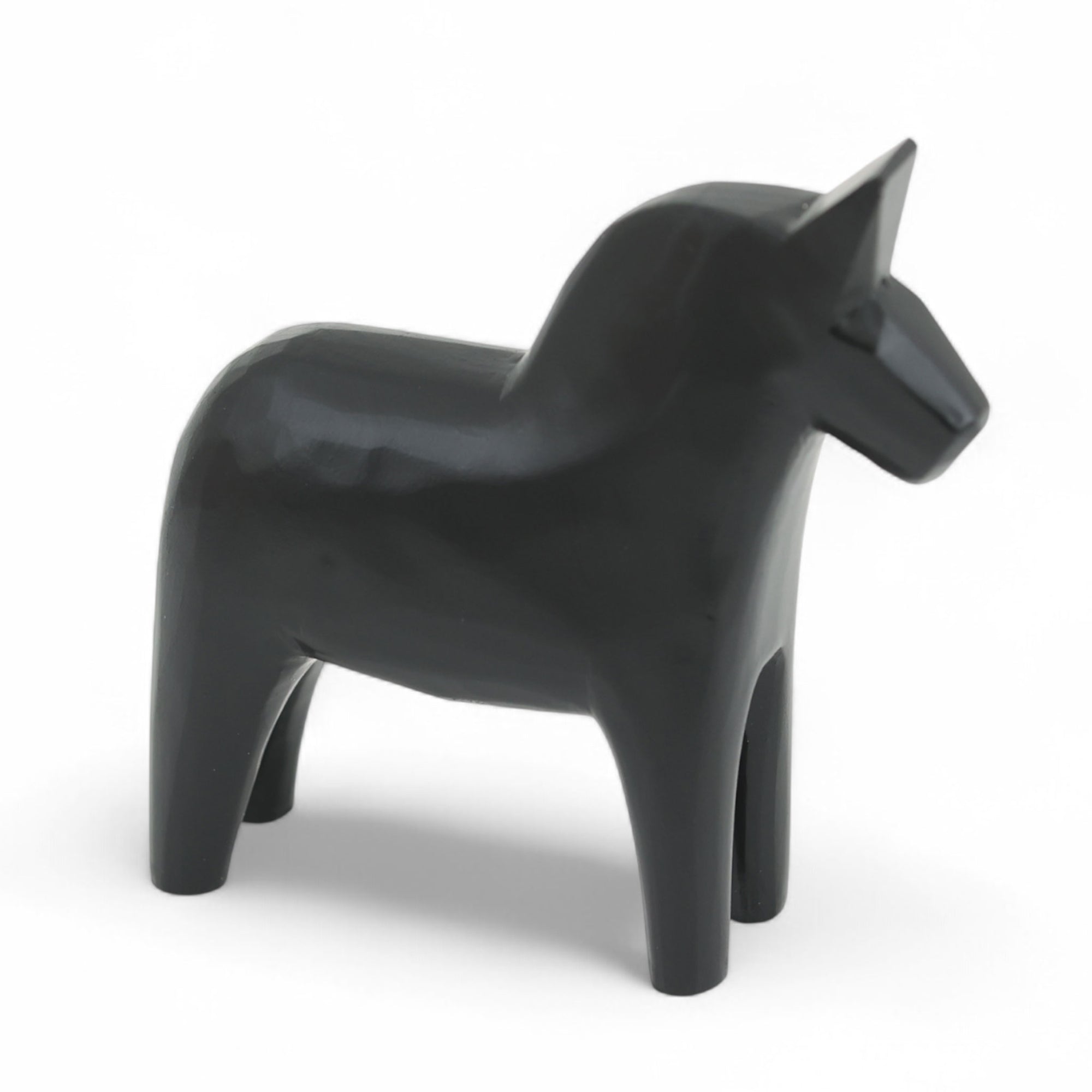 Grannas A. Olsson Hemslojd（グランナス オルソン ヘムスロイド）は、1922年にスウェーデン・ダーラナ地方ヌスナスで創業した世界最古のダラホース工房です。創業者のアンダース オルソン氏は、当初家族経営のパン屋から木工品製造へと転換し、弟らと協力してダラホースの生産を始めました。ひとつずつ選別されたスロースギ材（シルヤン湖周辺の赤松）を使い、木型の挽きから手彫り、下地塗装、さらに熟練のリップル（波模様）ペインターによるフリーハンド装飾を施します。その後、丁寧にニス仕上げされ、赤や白、青など伝統色に彩られた馬たちは、まさに「スウェーデンの象徴」として世界中の家庭や店舗に愛されています。伝統工房としての格式を受け継ぎつつも、パステルやモノトーン、限定柄などを加えることで、現代のインテリアにもマッチするデザイン性も追求しています。