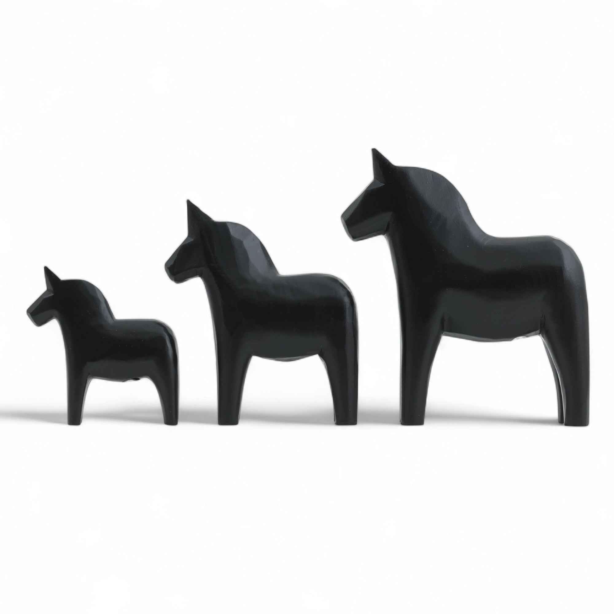 Grannas A. Olsson Hemslojd（グランナス オルソン ヘムスロイド）は、1922年にスウェーデン・ダーラナ地方ヌスナスで創業した世界最古のダラホース工房です。創業者のアンダース オルソン氏は、当初家族経営のパン屋から木工品製造へと転換し、弟らと協力してダラホースの生産を始めました。ひとつずつ選別されたスロースギ材（シルヤン湖周辺の赤松）を使い、木型の挽きから手彫り、下地塗装、さらに熟練のリップル（波模様）ペインターによるフリーハンド装飾を施します。その後、丁寧にニス仕上げされ、赤や白、青など伝統色に彩られた馬たちは、まさに「スウェーデンの象徴」として世界中の家庭や店舗に愛されています。伝統工房としての格式を受け継ぎつつも、パステルやモノトーン、限定柄などを加えることで、現代のインテリアにもマッチするデザイン性も追求しています。