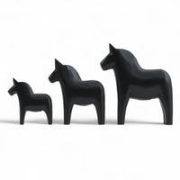 Grannas A. Olsson Hemslojd（グランナス オルソン ヘムスロイド）は、1922年にスウェーデン・ダーラナ地方ヌスナスで創業した世界最古のダラホース工房です。創業者のアンダース オルソン氏は、当初家族経営のパン屋から木工品製造へと転換し、弟らと協力してダラホースの生産を始めました。ひとつずつ選別されたスロースギ材（シルヤン湖周辺の赤松）を使い、木型の挽きから手彫り、下地塗装、さらに熟練のリップル（波模様）ペインターによるフリーハンド装飾を施します。その後、丁寧にニス仕上げされ、赤や白、青など伝統色に彩られた馬たちは、まさに「スウェーデンの象徴」として世界中の家庭や店舗に愛されています。伝統工房としての格式を受け継ぎつつも、パステルやモノトーン、限定柄などを加えることで、現代のインテリアにもマッチするデザイン性も追求しています。