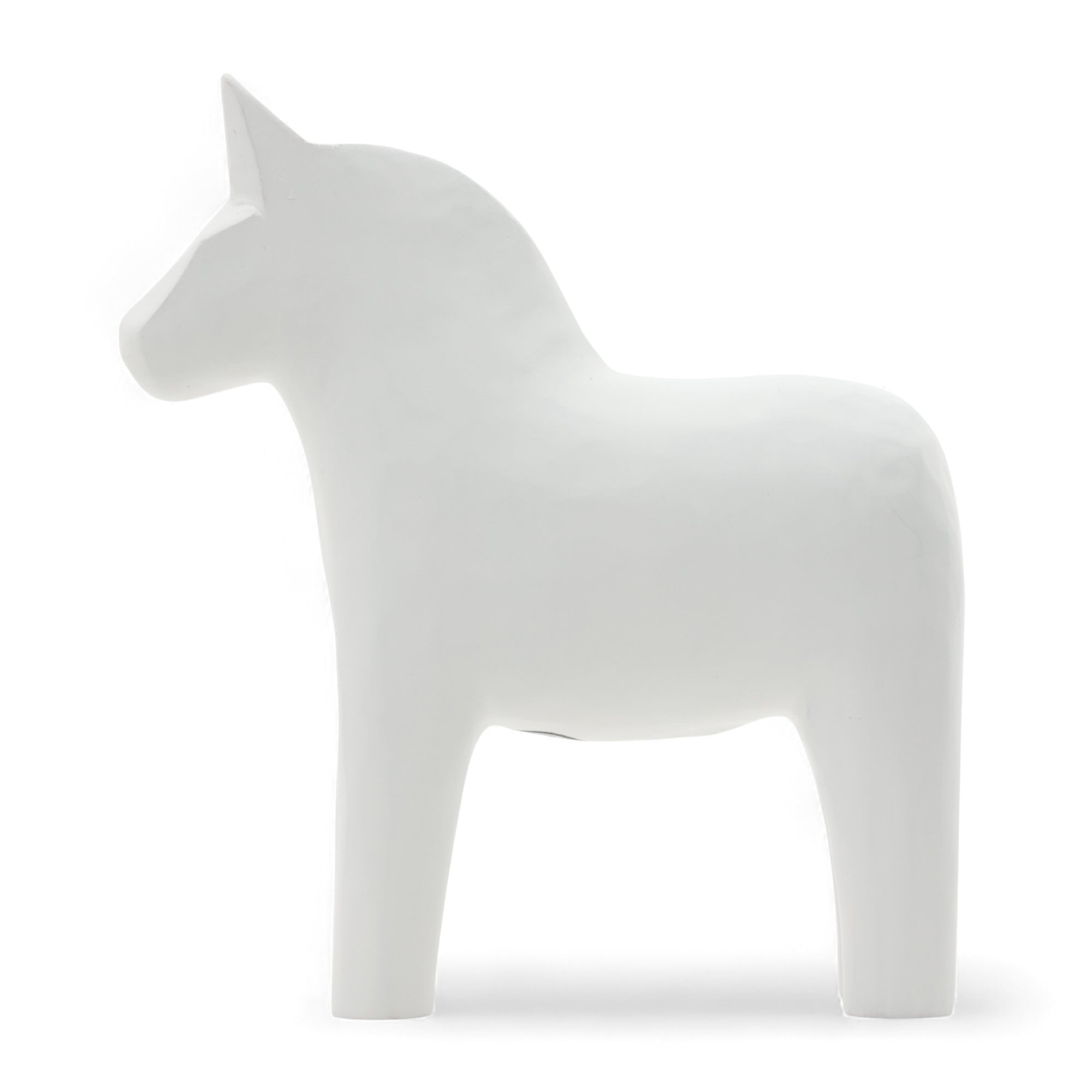 Grannas A. Olsson Hemslojd（グランナス オルソン ヘムスロイド）は、1922年にスウェーデン・ダーラナ地方ヌスナスで創業した世界最古のダラホース工房です。創業者のアンダース オルソン氏は、当初家族経営のパン屋から木工品製造へと転換し、弟らと協力してダラホースの生産を始めました。ひとつずつ選別されたスロースギ材（シルヤン湖周辺の赤松）を使い、木型の挽きから手彫り、下地塗装、さらに熟練のリップル（波模様）ペインターによるフリーハンド装飾を施します。その後、丁寧にニス仕上げされ、赤や白、青など伝統色に彩られた馬たちは、まさに「スウェーデンの象徴」として世界中の家庭や店舗に愛されています。伝統工房としての格式を受け継ぎつつも、パステルやモノトーン、限定柄などを加えることで、現代のインテリアにもマッチするデザイン性も追求しています。