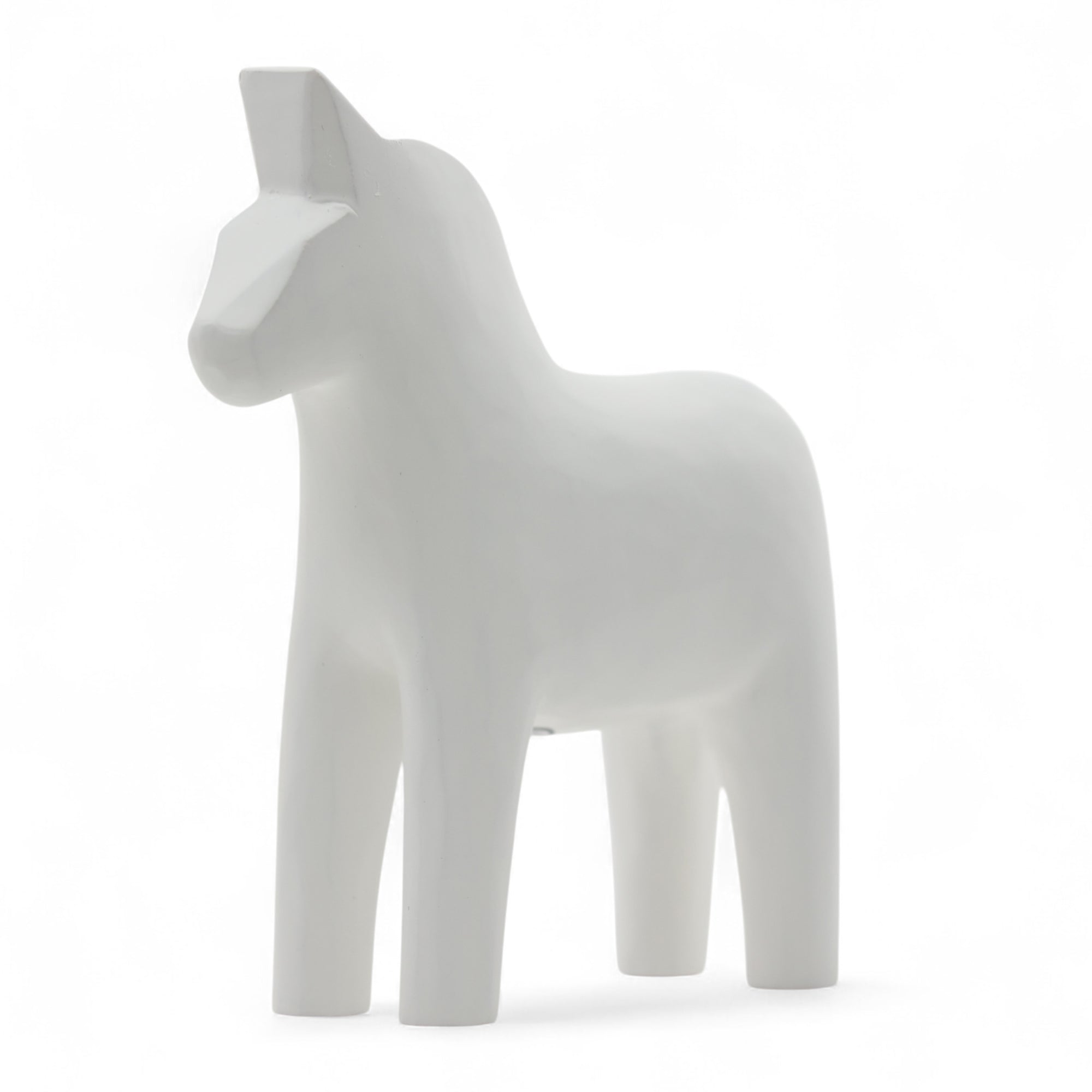 Grannas A. Olsson Hemslojd（グランナス オルソン ヘムスロイド）は、1922年にスウェーデン・ダーラナ地方ヌスナスで創業した世界最古のダラホース工房です。創業者のアンダース オルソン氏は、当初家族経営のパン屋から木工品製造へと転換し、弟らと協力してダラホースの生産を始めました。ひとつずつ選別されたスロースギ材（シルヤン湖周辺の赤松）を使い、木型の挽きから手彫り、下地塗装、さらに熟練のリップル（波模様）ペインターによるフリーハンド装飾を施します。その後、丁寧にニス仕上げされ、赤や白、青など伝統色に彩られた馬たちは、まさに「スウェーデンの象徴」として世界中の家庭や店舗に愛されています。伝統工房としての格式を受け継ぎつつも、パステルやモノトーン、限定柄などを加えることで、現代のインテリアにもマッチするデザイン性も追求しています。