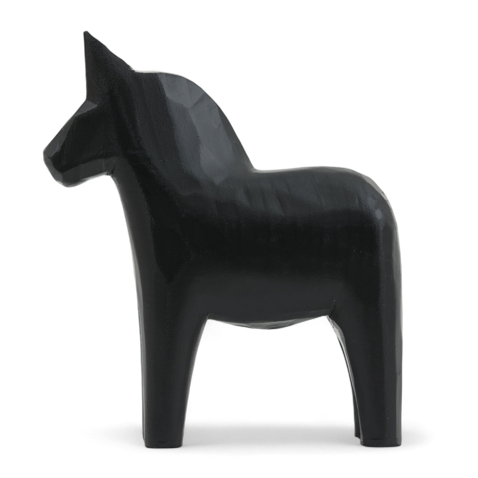 Grannas A. Olsson Hemslojd（グランナス オルソン ヘムスロイド）は、1922年にスウェーデン・ダーラナ地方ヌスナスで創業した世界最古のダラホース工房です。創業者のアンダース オルソン氏は、当初家族経営のパン屋から木工品製造へと転換し、弟らと協力してダラホースの生産を始めました。ひとつずつ選別されたスロースギ材（シルヤン湖周辺の赤松）を使い、木型の挽きから手彫り、下地塗装、さらに熟練のリップル（波模様）ペインターによるフリーハンド装飾を施します。その後、丁寧にニス仕上げされ、赤や白、青など伝統色に彩られた馬たちは、まさに「スウェーデンの象徴」として世界中の家庭や店舗に愛されています。伝統工房としての格式を受け継ぎつつも、パステルやモノトーン、限定柄などを加えることで、現代のインテリアにもマッチするデザイン性も追求しています。