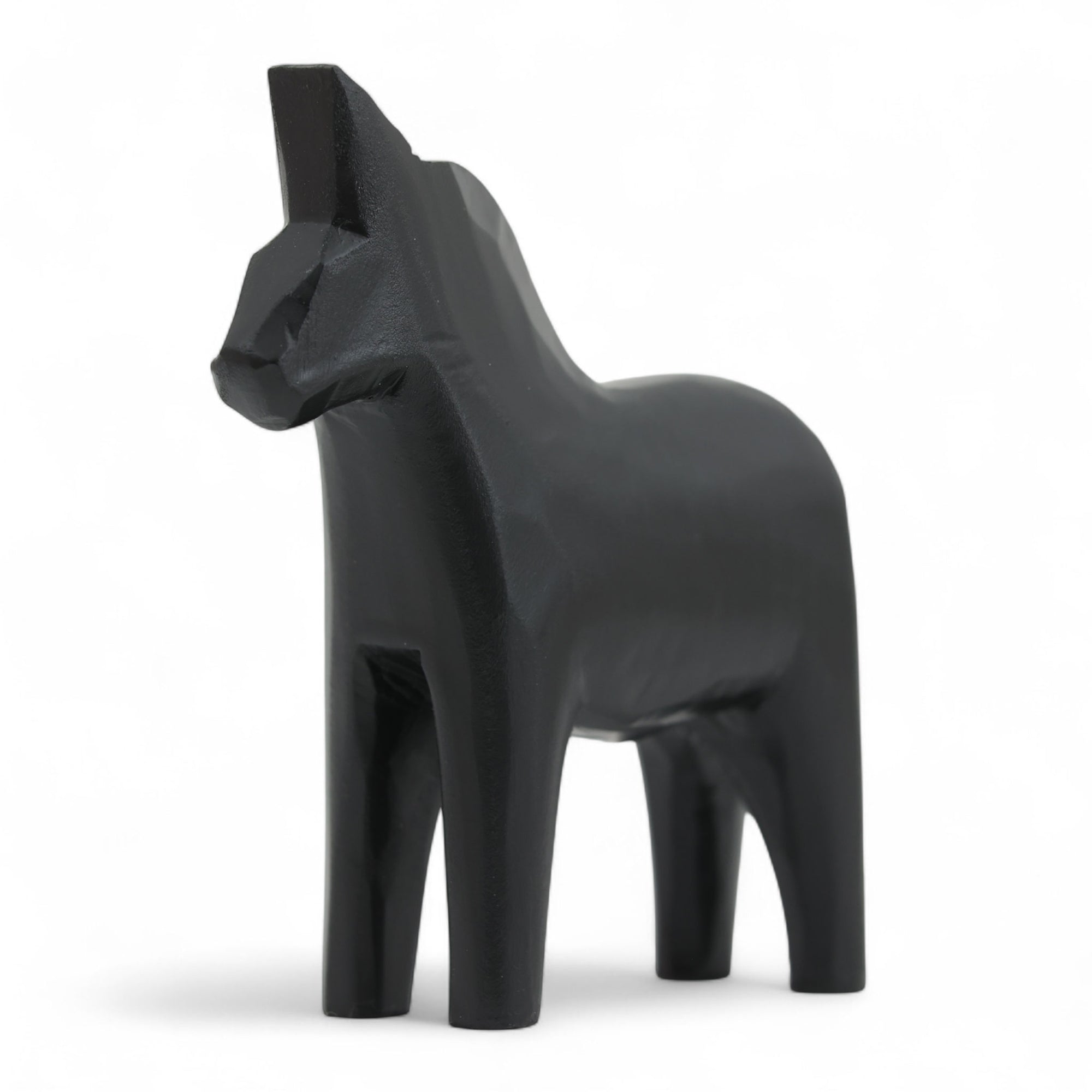 Grannas A. Olsson Hemslojd（グランナス オルソン ヘムスロイド）は、1922年にスウェーデン・ダーラナ地方ヌスナスで創業した世界最古のダラホース工房です。創業者のアンダース オルソン氏は、当初家族経営のパン屋から木工品製造へと転換し、弟らと協力してダラホースの生産を始めました。ひとつずつ選別されたスロースギ材（シルヤン湖周辺の赤松）を使い、木型の挽きから手彫り、下地塗装、さらに熟練のリップル（波模様）ペインターによるフリーハンド装飾を施します。その後、丁寧にニス仕上げされ、赤や白、青など伝統色に彩られた馬たちは、まさに「スウェーデンの象徴」として世界中の家庭や店舗に愛されています。伝統工房としての格式を受け継ぎつつも、パステルやモノトーン、限定柄などを加えることで、現代のインテリアにもマッチするデザイン性も追求しています。