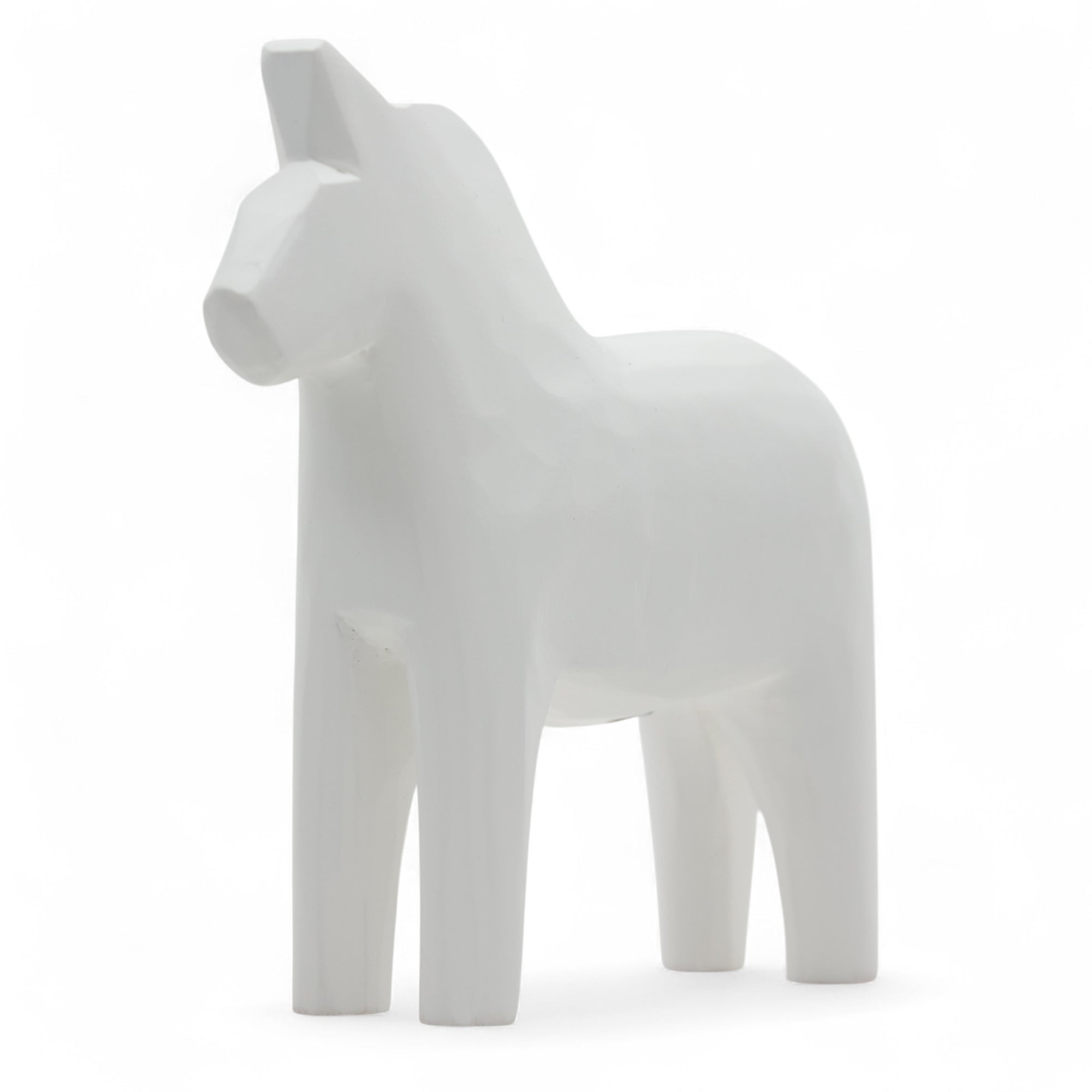 Grannas A. Olsson Hemslojd（グランナス オルソン ヘムスロイド）は、1922年にスウェーデン・ダーラナ地方ヌスナスで創業した世界最古のダラホース工房です。創業者のアンダース オルソン氏は、当初家族経営のパン屋から木工品製造へと転換し、弟らと協力してダラホースの生産を始めました。ひとつずつ選別されたスロースギ材（シルヤン湖周辺の赤松）を使い、木型の挽きから手彫り、下地塗装、さらに熟練のリップル（波模様）ペインターによるフリーハンド装飾を施します。その後、丁寧にニス仕上げされ、赤や白、青など伝統色に彩られた馬たちは、まさに「スウェーデンの象徴」として世界中の家庭や店舗に愛されています。伝統工房としての格式を受け継ぎつつも、パステルやモノトーン、限定柄などを加えることで、現代のインテリアにもマッチするデザイン性も追求しています。