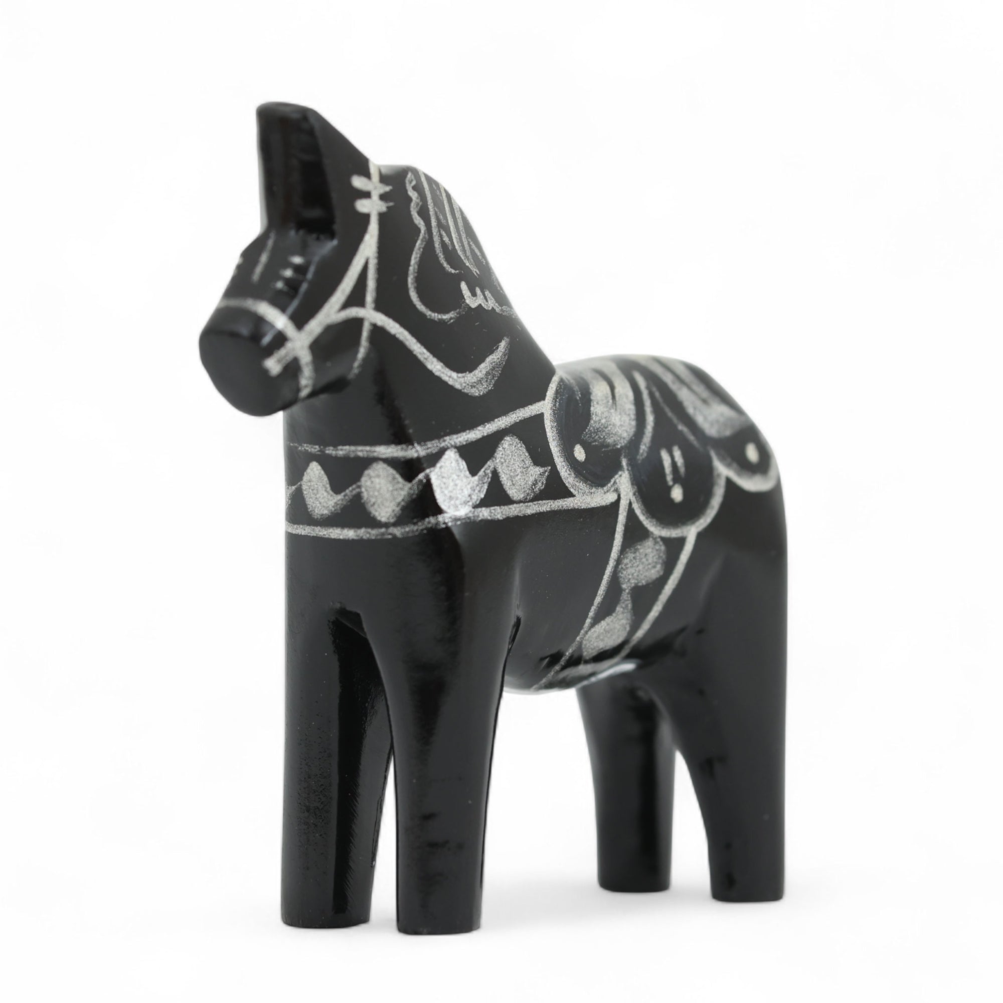 Grannas A. Olsson Hemslojd（グランナス オルソン ヘムスロイド）は、1922年にスウェーデン・ダーラナ地方ヌスナスで創業した世界最古のダラホース工房です。創業者のアンダース オルソン氏は、当初家族経営のパン屋から木工品製造へと転換し、弟らと協力してダラホースの生産を始めました。ひとつずつ選別されたスロースギ材（シルヤン湖周辺の赤松）を使い、木型の挽きから手彫り、下地塗装、さらに熟練のリップル（波模様）ペインターによるフリーハンド装飾を施します。その後、丁寧にニス仕上げされ、赤や白、青など伝統色に彩られた馬たちは、まさに「スウェーデンの象徴」として世界中の家庭や店舗に愛されています。伝統工房としての格式を受け継ぎつつも、パステルやモノトーン、限定柄などを加えることで、現代のインテリアにもマッチするデザイン性も追求しています。