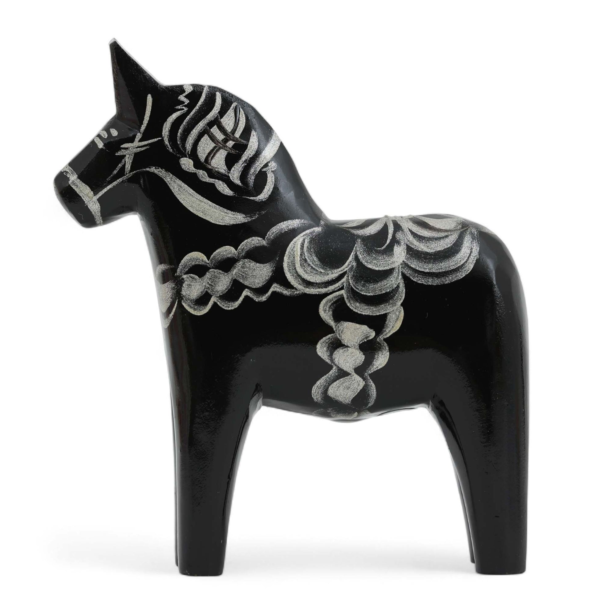 Grannas A. Olsson Hemslojd（グランナス オルソン ヘムスロイド）は、1922年にスウェーデン・ダーラナ地方ヌスナスで創業した世界最古のダラホース工房です。創業者のアンダース オルソン氏は、当初家族経営のパン屋から木工品製造へと転換し、弟らと協力してダラホースの生産を始めました。ひとつずつ選別されたスロースギ材（シルヤン湖周辺の赤松）を使い、木型の挽きから手彫り、下地塗装、さらに熟練のリップル（波模様）ペインターによるフリーハンド装飾を施します。その後、丁寧にニス仕上げされ、赤や白、青など伝統色に彩られた馬たちは、まさに「スウェーデンの象徴」として世界中の家庭や店舗に愛されています。伝統工房としての格式を受け継ぎつつも、パステルやモノトーン、限定柄などを加えることで、現代のインテリアにもマッチするデザイン性も追求しています。