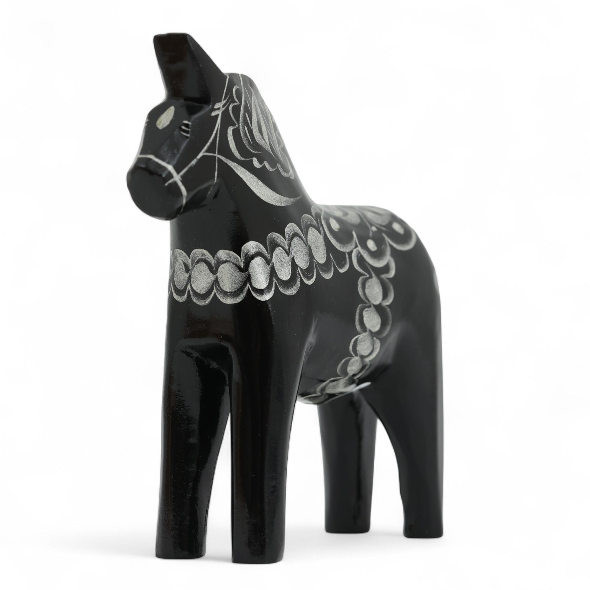 Grannas A. Olsson Hemslojd（グランナス オルソン ヘムスロイド）は、1922年にスウェーデン・ダーラナ地方ヌスナスで創業した世界最古のダラホース工房です。創業者のアンダース オルソン氏は、当初家族経営のパン屋から木工品製造へと転換し、弟らと協力してダラホースの生産を始めました。ひとつずつ選別されたスロースギ材（シルヤン湖周辺の赤松）を使い、木型の挽きから手彫り、下地塗装、さらに熟練のリップル（波模様）ペインターによるフリーハンド装飾を施します。その後、丁寧にニス仕上げされ、赤や白、青など伝統色に彩られた馬たちは、まさに「スウェーデンの象徴」として世界中の家庭や店舗に愛されています。伝統工房としての格式を受け継ぎつつも、パステルやモノトーン、限定柄などを加えることで、現代のインテリアにもマッチするデザイン性も追求しています。