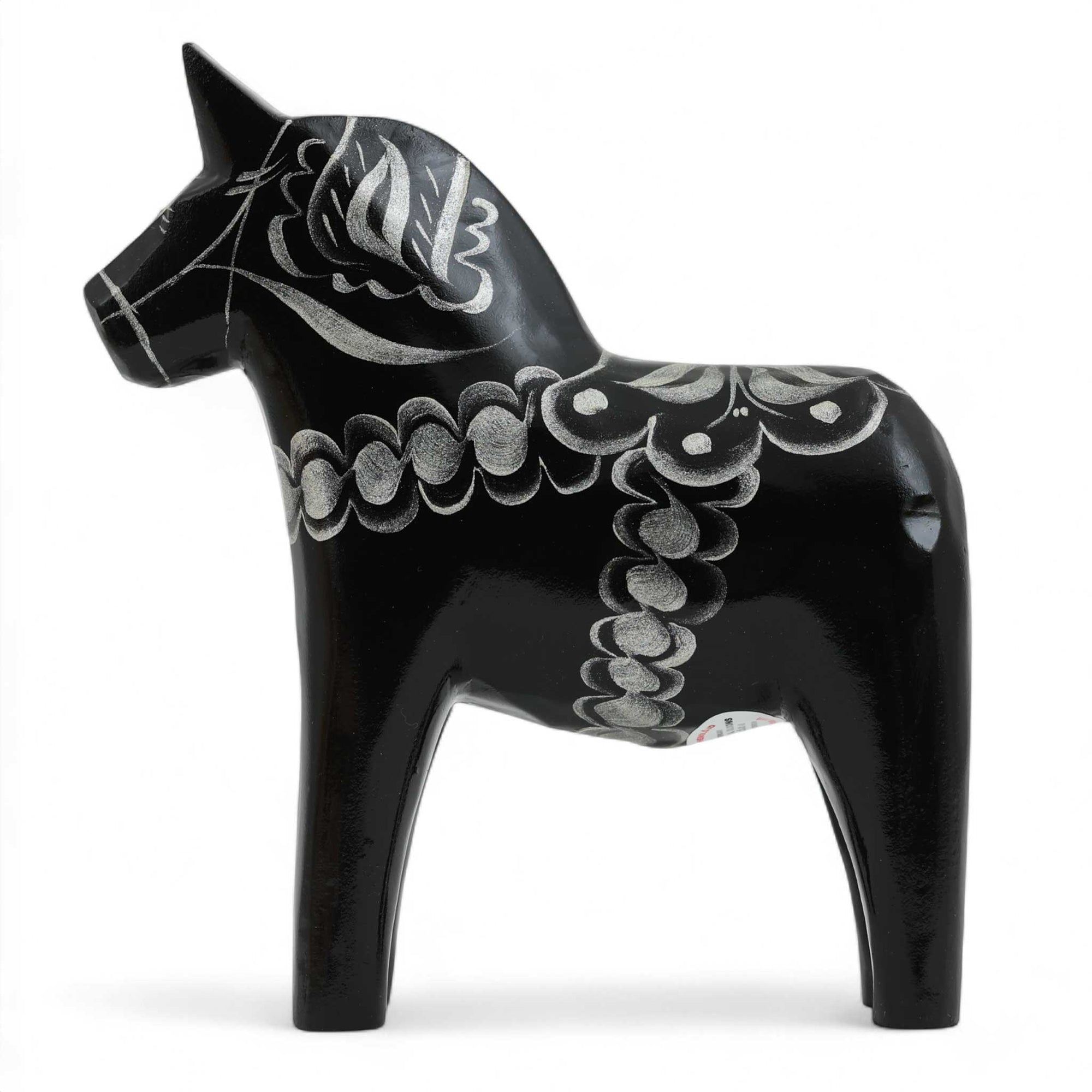 Grannas A. Olsson Hemslojd（グランナス オルソン ヘムスロイド）は、1922年にスウェーデン・ダーラナ地方ヌスナスで創業した世界最古のダラホース工房です。創業者のアンダース オルソン氏は、当初家族経営のパン屋から木工品製造へと転換し、弟らと協力してダラホースの生産を始めました。ひとつずつ選別されたスロースギ材（シルヤン湖周辺の赤松）を使い、木型の挽きから手彫り、下地塗装、さらに熟練のリップル（波模様）ペインターによるフリーハンド装飾を施します。その後、丁寧にニス仕上げされ、赤や白、青など伝統色に彩られた馬たちは、まさに「スウェーデンの象徴」として世界中の家庭や店舗に愛されています。伝統工房としての格式を受け継ぎつつも、パステルやモノトーン、限定柄などを加えることで、現代のインテリアにもマッチするデザイン性も追求しています。