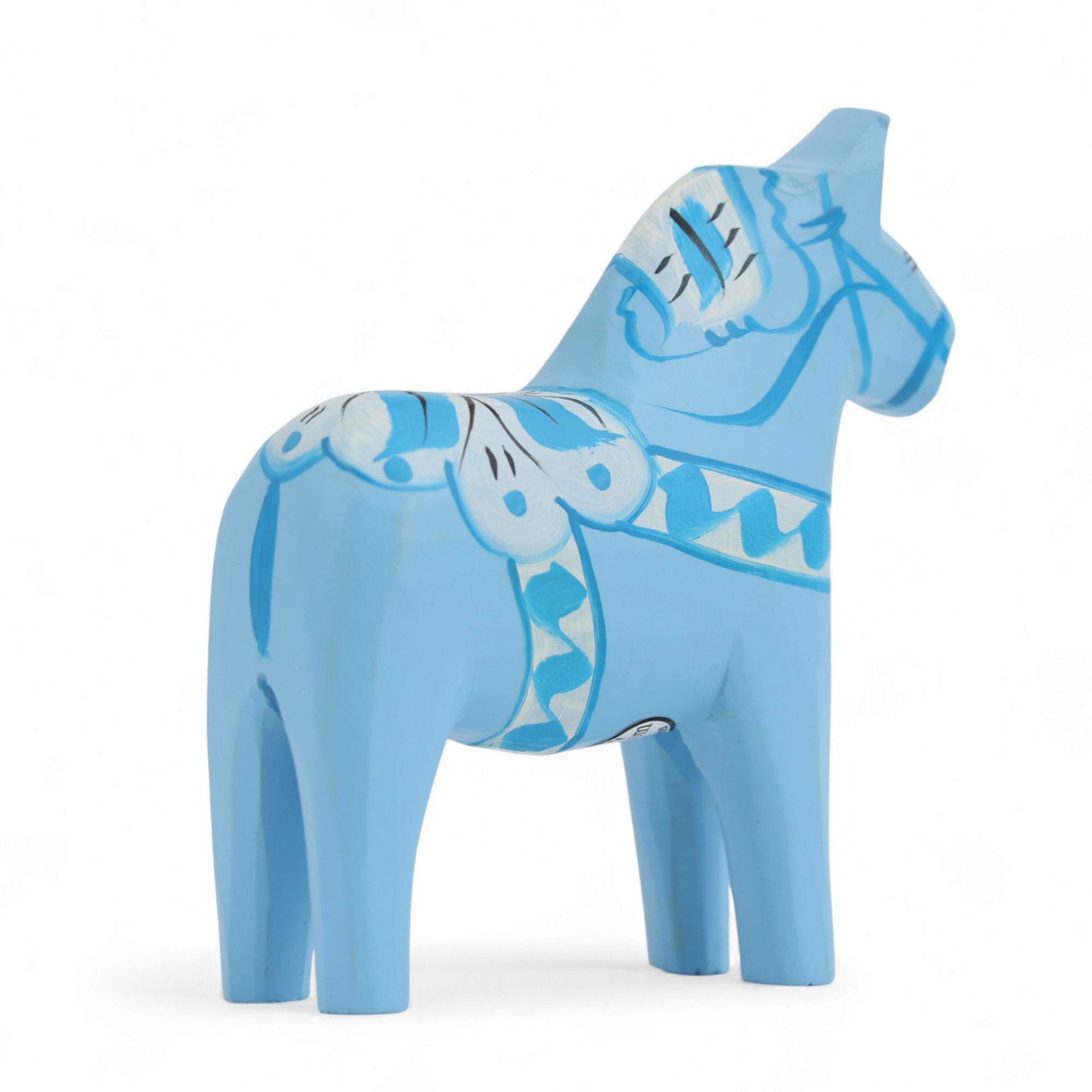 Grannas A. Olsson Hemslojd（グランナス オルソン ヘムスロイド）は、1922年にスウェーデン・ダーラナ地方ヌスナスで創業した世界最古のダラホース工房です。創業者のアンダース オルソン氏は、当初家族経営のパン屋から木工品製造へと転換し、弟らと協力してダラホースの生産を始めました。ひとつずつ選別されたスロースギ材（シルヤン湖周辺の赤松）を使い、木型の挽きから手彫り、下地塗装、さらに熟練のリップル（波模様）ペインターによるフリーハンド装飾を施します。その後、丁寧にニス仕上げされ、赤や白、青など伝統色に彩られた馬たちは、まさに「スウェーデンの象徴」として世界中の家庭や店舗に愛されています。伝統工房としての格式を受け継ぎつつも、パステルやモノトーン、限定柄などを加えることで、現代のインテリアにもマッチするデザイン性も追求しています。