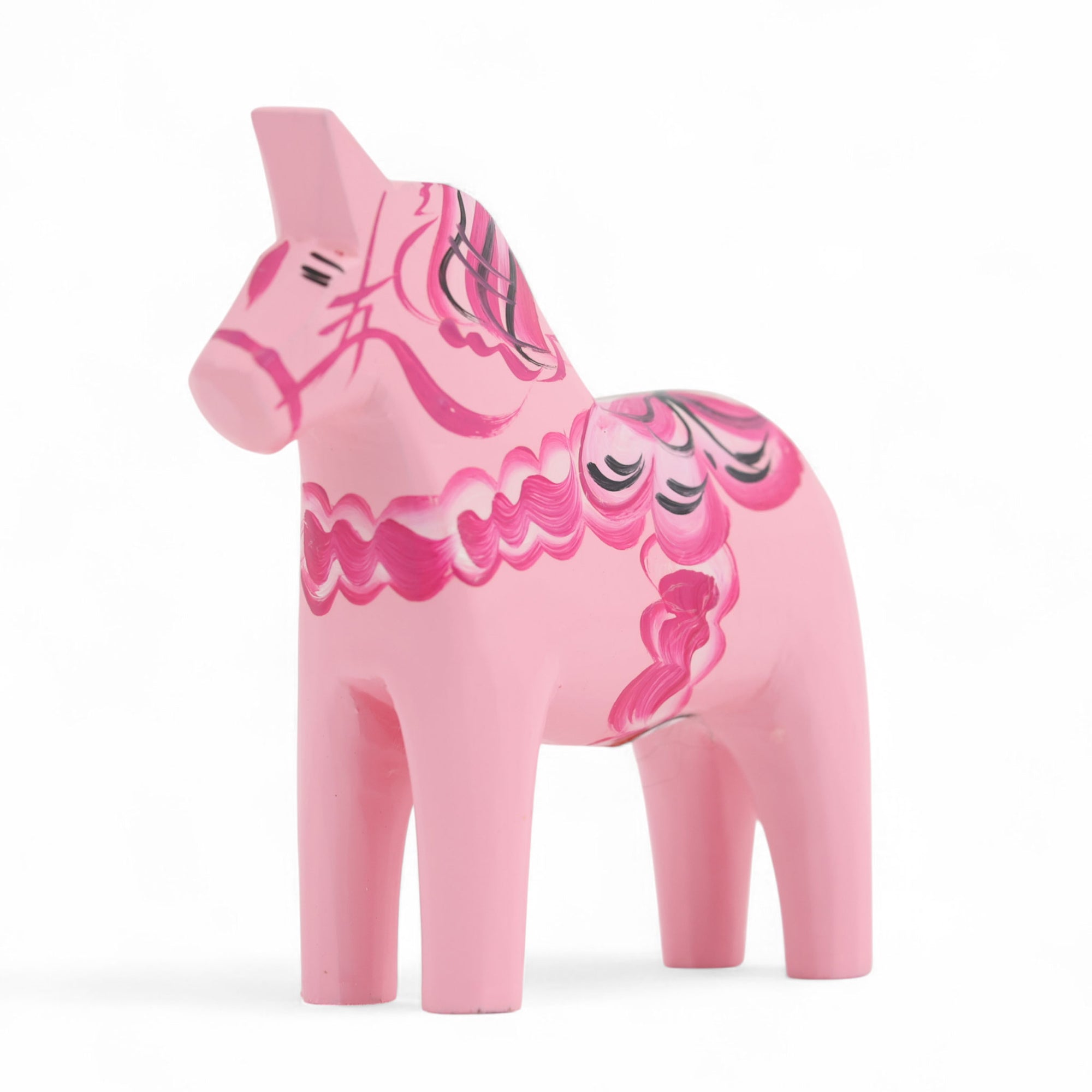 Grannas A. Olsson Hemslojd（グランナス オルソン ヘムスロイド）は、1922年にスウェーデン・ダーラナ地方ヌスナスで創業した世界最古のダラホース工房です。創業者のアンダース オルソン氏は、当初家族経営のパン屋から木工品製造へと転換し、弟らと協力してダラホースの生産を始めました。ひとつずつ選別されたスロースギ材（シルヤン湖周辺の赤松）を使い、木型の挽きから手彫り、下地塗装、さらに熟練のリップル（波模様）ペインターによるフリーハンド装飾を施します。その後、丁寧にニス仕上げされ、赤や白、青など伝統色に彩られた馬たちは、まさに「スウェーデンの象徴」として世界中の家庭や店舗に愛されています。伝統工房としての格式を受け継ぎつつも、パステルやモノトーン、限定柄などを加えることで、現代のインテリアにもマッチするデザイン性も追求しています。