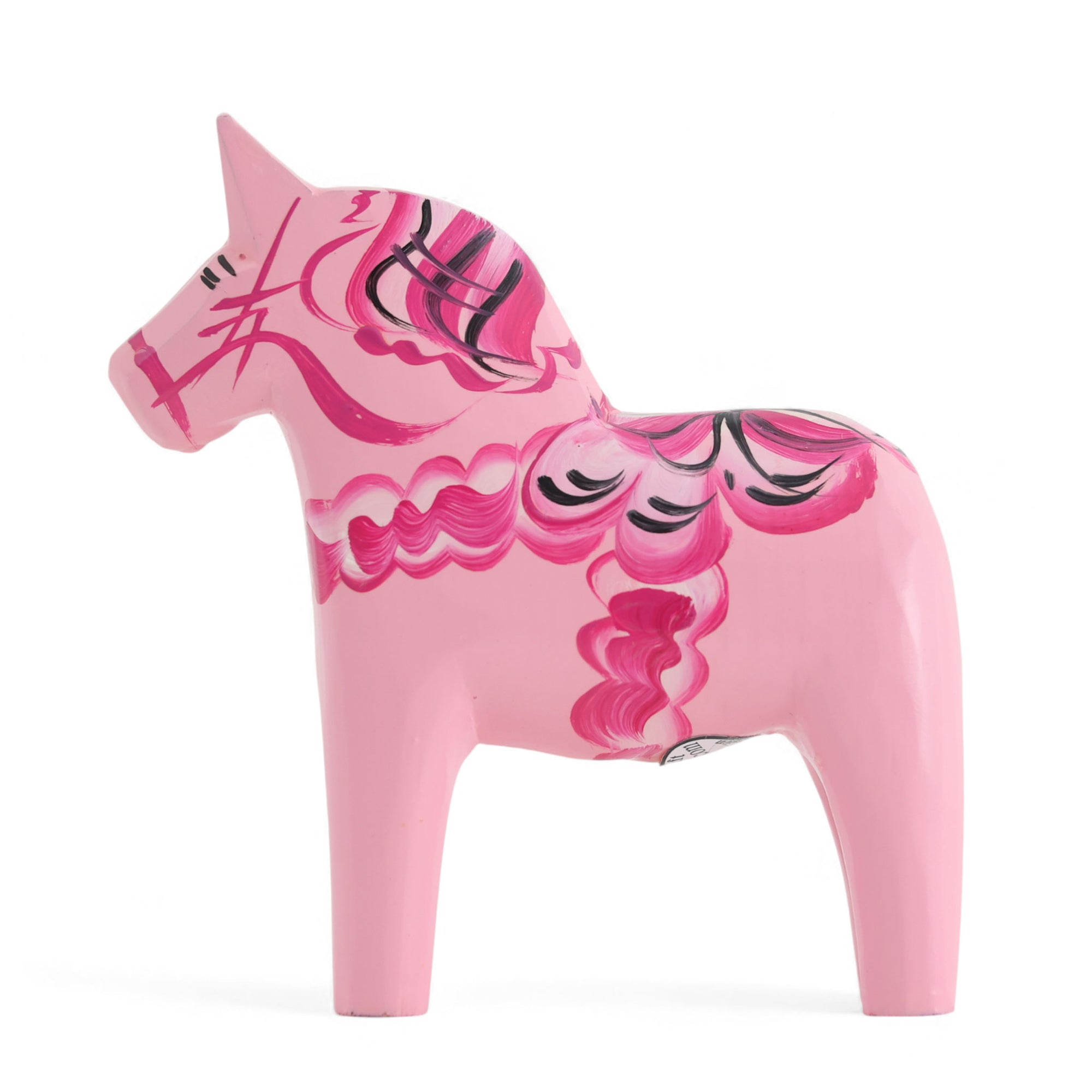 Grannas A. Olsson Hemslojd（グランナス オルソン ヘムスロイド）は、1922年にスウェーデン・ダーラナ地方ヌスナスで創業した世界最古のダラホース工房です。創業者のアンダース オルソン氏は、当初家族経営のパン屋から木工品製造へと転換し、弟らと協力してダラホースの生産を始めました。ひとつずつ選別されたスロースギ材（シルヤン湖周辺の赤松）を使い、木型の挽きから手彫り、下地塗装、さらに熟練のリップル（波模様）ペインターによるフリーハンド装飾を施します。その後、丁寧にニス仕上げされ、赤や白、青など伝統色に彩られた馬たちは、まさに「スウェーデンの象徴」として世界中の家庭や店舗に愛されています。伝統工房としての格式を受け継ぎつつも、パステルやモノトーン、限定柄などを加えることで、現代のインテリアにもマッチするデザイン性も追求しています。