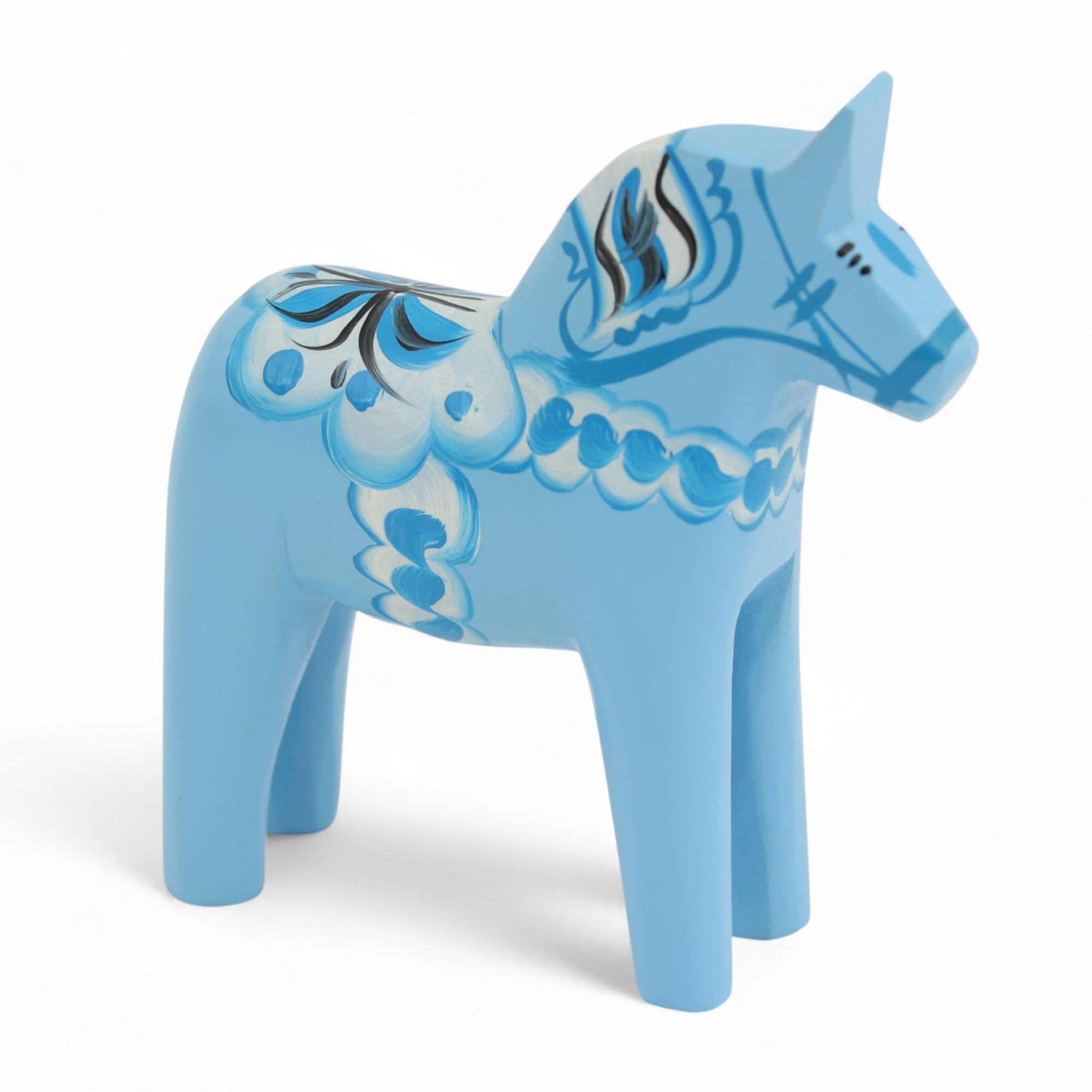 Grannas A. Olsson Hemslojd（グランナス オルソン ヘムスロイド）は、1922年にスウェーデン・ダーラナ地方ヌスナスで創業した世界最古のダラホース工房です。創業者のアンダース オルソン氏は、当初家族経営のパン屋から木工品製造へと転換し、弟らと協力してダラホースの生産を始めました。ひとつずつ選別されたスロースギ材（シルヤン湖周辺の赤松）を使い、木型の挽きから手彫り、下地塗装、さらに熟練のリップル（波模様）ペインターによるフリーハンド装飾を施します。その後、丁寧にニス仕上げされ、赤や白、青など伝統色に彩られた馬たちは、まさに「スウェーデンの象徴」として世界中の家庭や店舗に愛されています。伝統工房としての格式を受け継ぎつつも、パステルやモノトーン、限定柄などを加えることで、現代のインテリアにもマッチするデザイン性も追求しています。