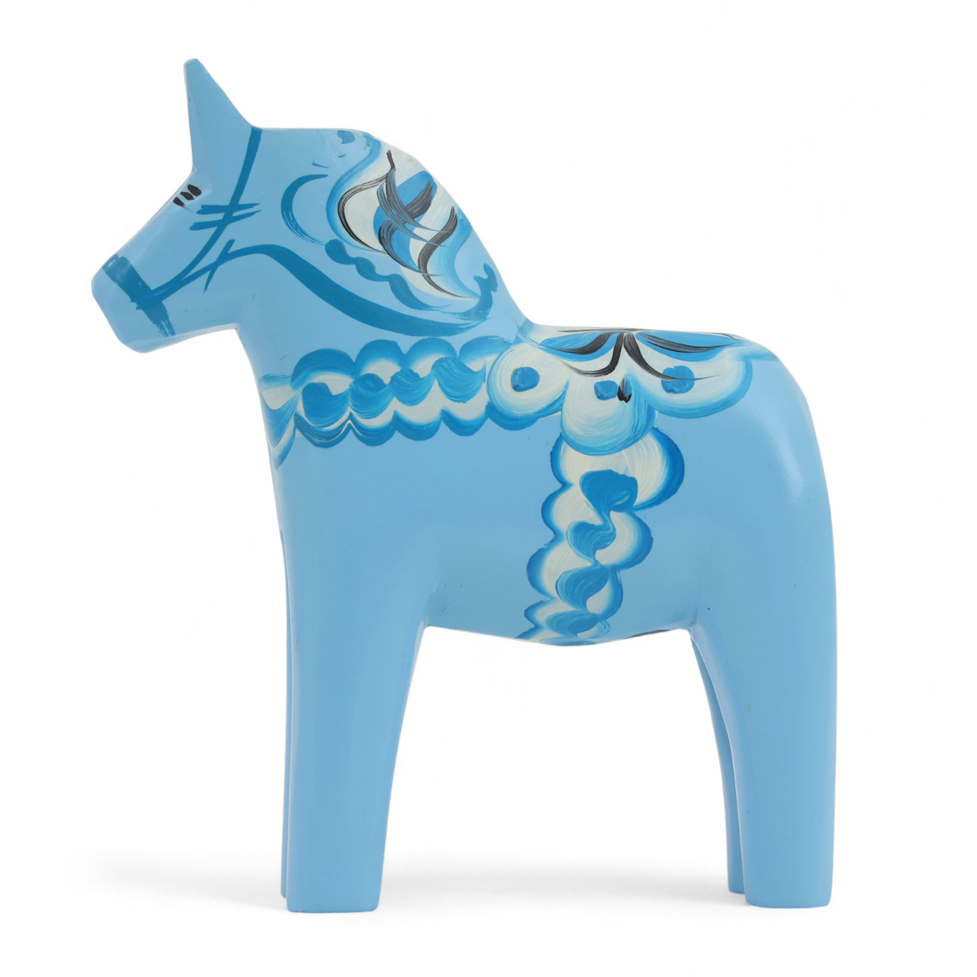 Grannas A. Olsson Hemslojd（グランナス オルソン ヘムスロイド）は、1922年にスウェーデン・ダーラナ地方ヌスナスで創業した世界最古のダラホース工房です。創業者のアンダース オルソン氏は、当初家族経営のパン屋から木工品製造へと転換し、弟らと協力してダラホースの生産を始めました。ひとつずつ選別されたスロースギ材（シルヤン湖周辺の赤松）を使い、木型の挽きから手彫り、下地塗装、さらに熟練のリップル（波模様）ペインターによるフリーハンド装飾を施します。その後、丁寧にニス仕上げされ、赤や白、青など伝統色に彩られた馬たちは、まさに「スウェーデンの象徴」として世界中の家庭や店舗に愛されています。伝統工房としての格式を受け継ぎつつも、パステルやモノトーン、限定柄などを加えることで、現代のインテリアにもマッチするデザイン性も追求しています。