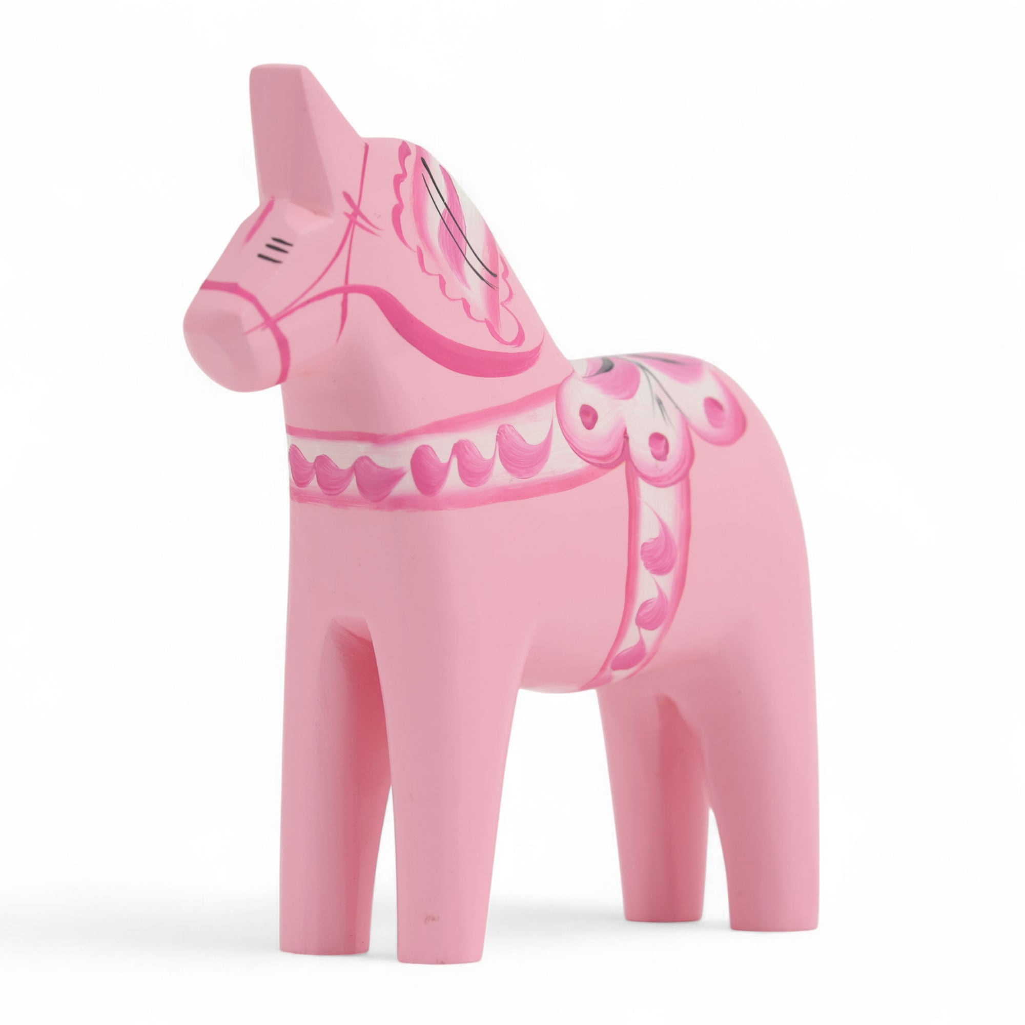 Grannas A. Olsson Hemslojd（グランナス オルソン ヘムスロイド）は、1922年にスウェーデン・ダーラナ地方ヌスナスで創業した世界最古のダラホース工房です。創業者のアンダース オルソン氏は、当初家族経営のパン屋から木工品製造へと転換し、弟らと協力してダラホースの生産を始めました。ひとつずつ選別されたスロースギ材（シルヤン湖周辺の赤松）を使い、木型の挽きから手彫り、下地塗装、さらに熟練のリップル（波模様）ペインターによるフリーハンド装飾を施します。その後、丁寧にニス仕上げされ、赤や白、青など伝統色に彩られた馬たちは、まさに「スウェーデンの象徴」として世界中の家庭や店舗に愛されています。伝統工房としての格式を受け継ぎつつも、パステルやモノトーン、限定柄などを加えることで、現代のインテリアにもマッチするデザイン性も追求しています。