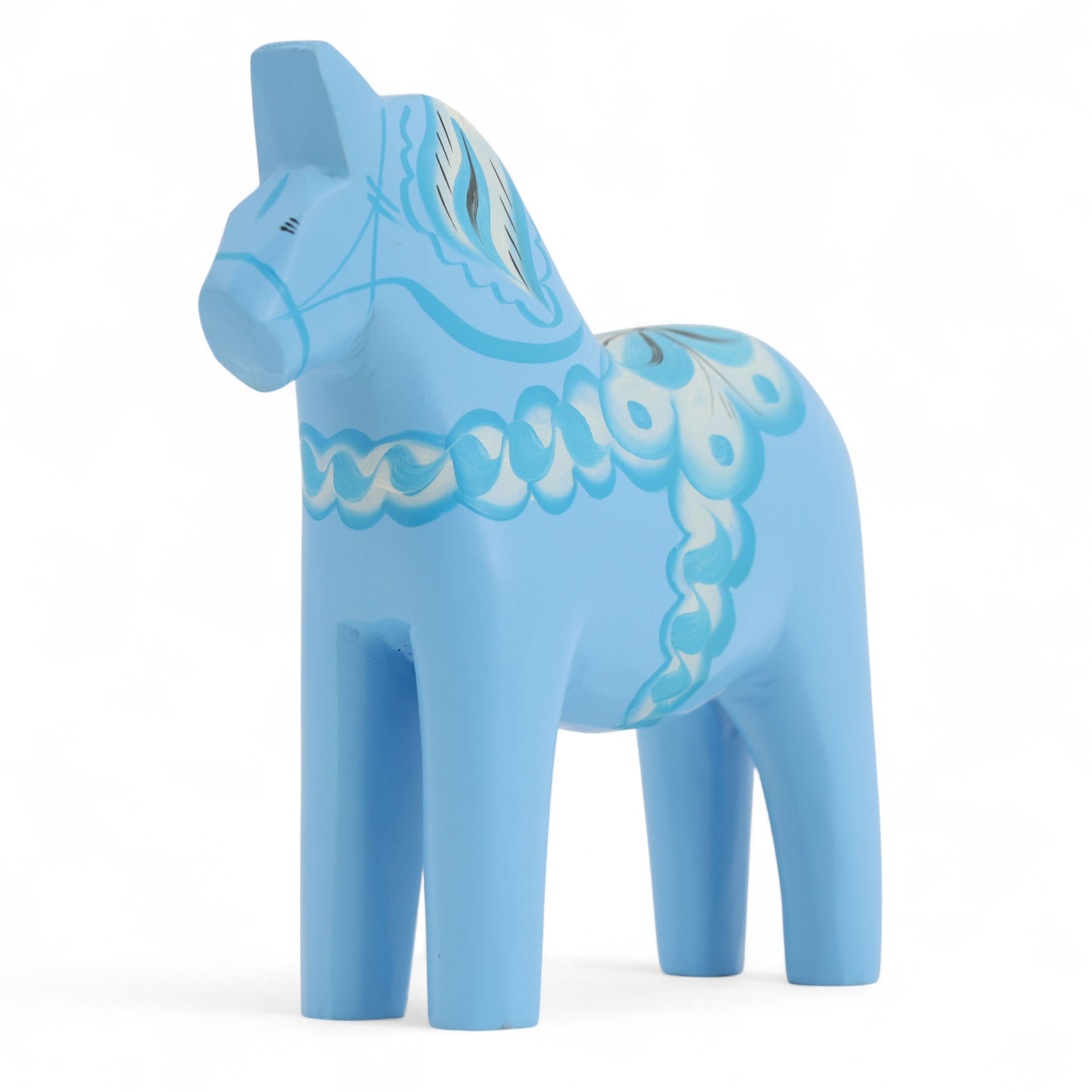 Grannas A. Olsson Hemslojd（グランナス オルソン ヘムスロイド）は、1922年にスウェーデン・ダーラナ地方ヌスナスで創業した世界最古のダラホース工房です。創業者のアンダース オルソン氏は、当初家族経営のパン屋から木工品製造へと転換し、弟らと協力してダラホースの生産を始めました。ひとつずつ選別されたスロースギ材（シルヤン湖周辺の赤松）を使い、木型の挽きから手彫り、下地塗装、さらに熟練のリップル（波模様）ペインターによるフリーハンド装飾を施します。その後、丁寧にニス仕上げされ、赤や白、青など伝統色に彩られた馬たちは、まさに「スウェーデンの象徴」として世界中の家庭や店舗に愛されています。伝統工房としての格式を受け継ぎつつも、パステルやモノトーン、限定柄などを加えることで、現代のインテリアにもマッチするデザイン性も追求しています。