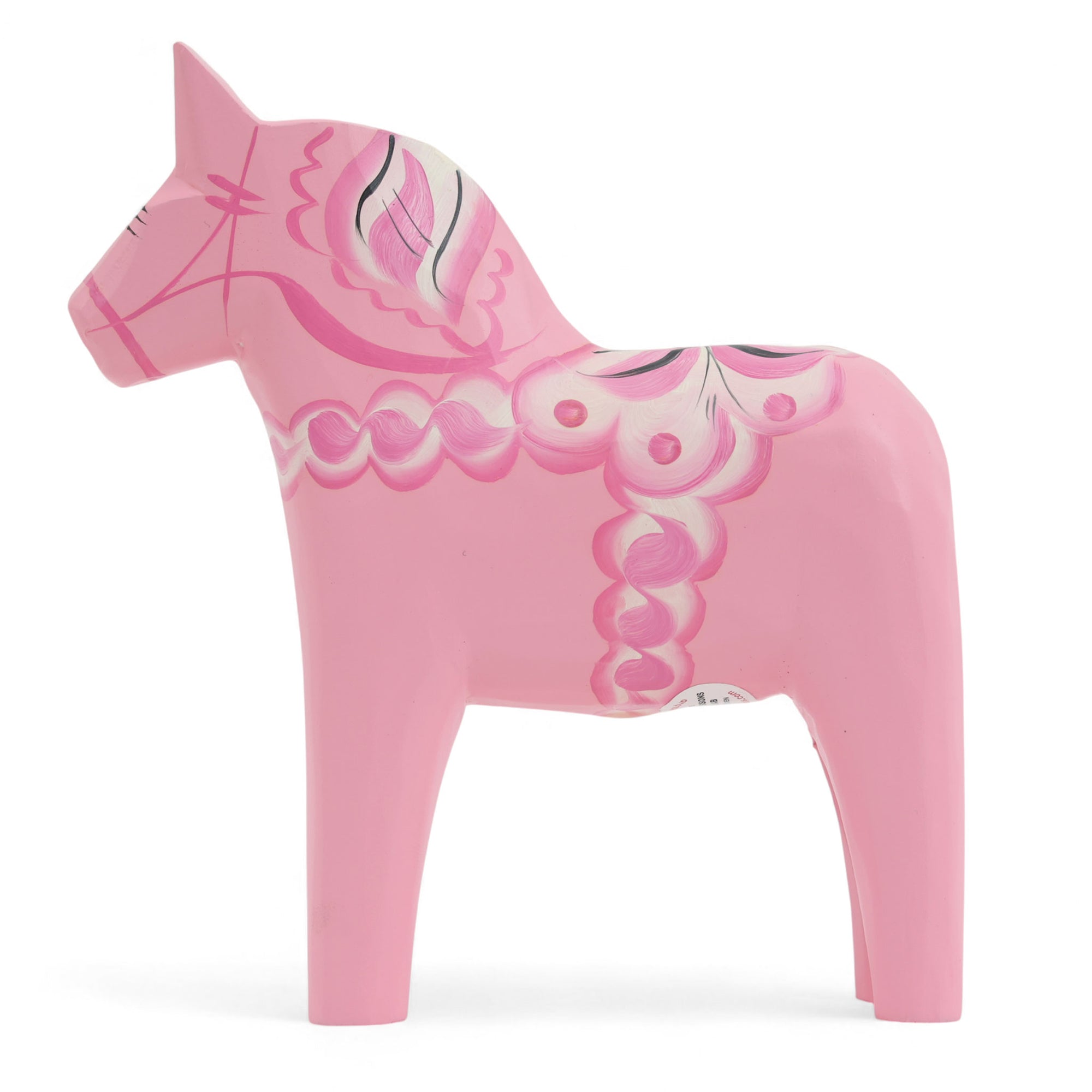 Grannas A. Olsson Hemslojd（グランナス オルソン ヘムスロイド）は、1922年にスウェーデン・ダーラナ地方ヌスナスで創業した世界最古のダラホース工房です。創業者のアンダース オルソン氏は、当初家族経営のパン屋から木工品製造へと転換し、弟らと協力してダラホースの生産を始めました。ひとつずつ選別されたスロースギ材（シルヤン湖周辺の赤松）を使い、木型の挽きから手彫り、下地塗装、さらに熟練のリップル（波模様）ペインターによるフリーハンド装飾を施します。その後、丁寧にニス仕上げされ、赤や白、青など伝統色に彩られた馬たちは、まさに「スウェーデンの象徴」として世界中の家庭や店舗に愛されています。伝統工房としての格式を受け継ぎつつも、パステルやモノトーン、限定柄などを加えることで、現代のインテリアにもマッチするデザイン性も追求しています。