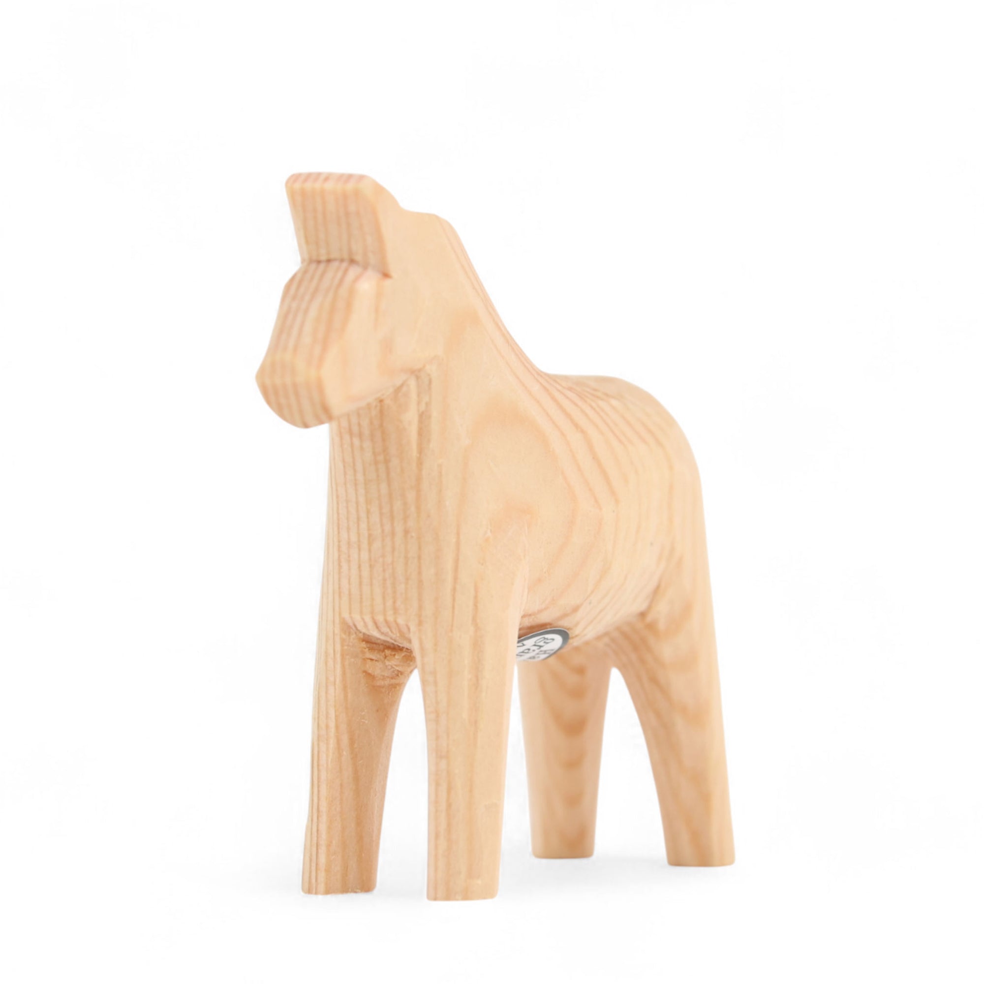 Grannas A. Olsson Hemslojd（グランナス オルソン ヘムスロイド）は、1922年にスウェーデン・ダーラナ地方ヌスナスで創業した世界最古のダラホース工房です。創業者のアンダース オルソン氏は、当初家族経営のパン屋から木工品製造へと転換し、弟らと協力してダラホースの生産を始めました。ひとつずつ選別されたスロースギ材（シルヤン湖周辺の赤松）を使い、木型の挽きから手彫り、下地塗装、さらに熟練のリップル（波模様）ペインターによるフリーハンド装飾を施します。その後、丁寧にニス仕上げされ、赤や白、青など伝統色に彩られた馬たちは、まさに「スウェーデンの象徴」として世界中の家庭や店舗に愛されています。伝統工房としての格式を受け継ぎつつも、パステルやモノトーン、限定柄などを加えることで、現代のインテリアにもマッチするデザイン性も追求しています。