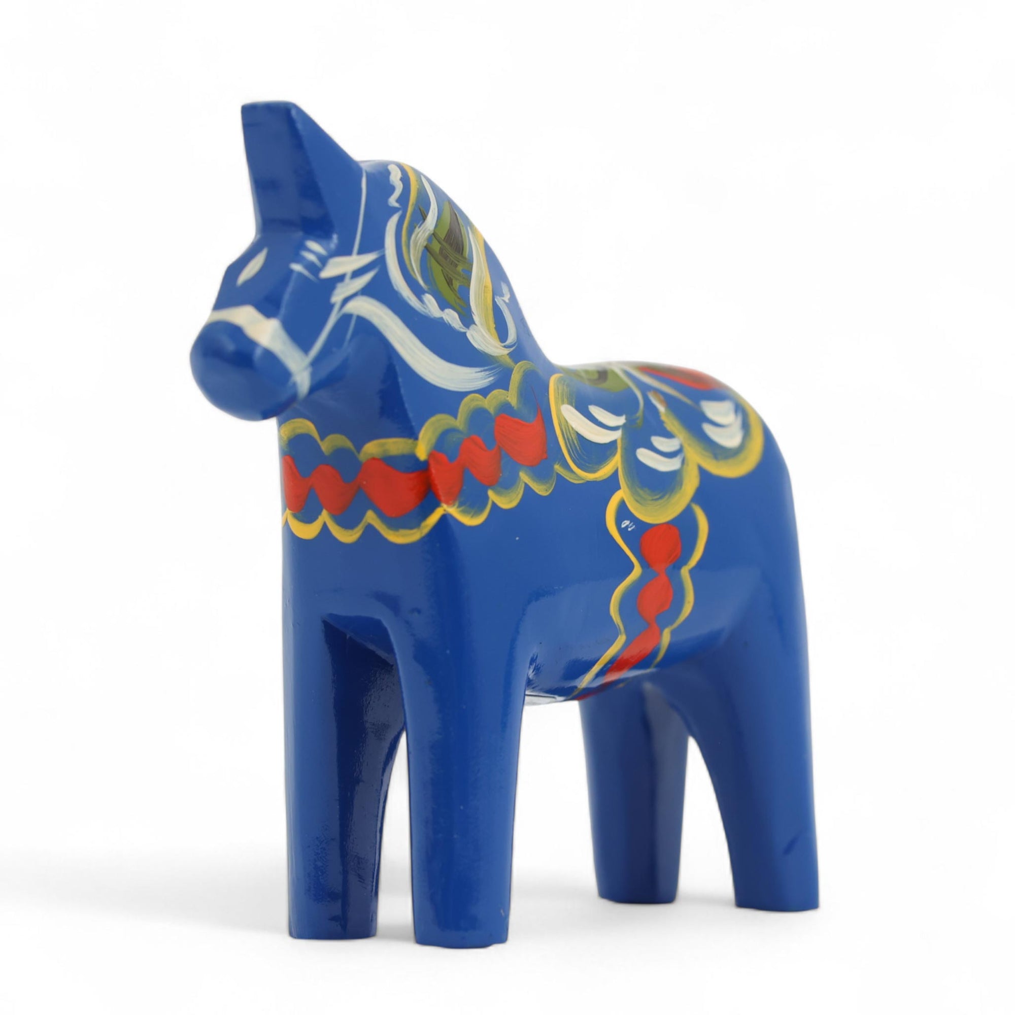 Grannas A. Olsson Hemslojd（グランナス オルソン ヘムスロイド）は、1922年にスウェーデン・ダーラナ地方ヌスナスで創業した世界最古のダラホース工房です。創業者のアンダース オルソン氏は、当初家族経営のパン屋から木工品製造へと転換し、弟らと協力してダラホースの生産を始めました。ひとつずつ選別されたスロースギ材（シルヤン湖周辺の赤松）を使い、木型の挽きから手彫り、下地塗装、さらに熟練のリップル（波模様）ペインターによるフリーハンド装飾を施します。その後、丁寧にニス仕上げされ、赤や白、青など伝統色に彩られた馬たちは、まさに「スウェーデンの象徴」として世界中の家庭や店舗に愛されています。伝統工房としての格式を受け継ぎつつも、パステルやモノトーン、限定柄などを加えることで、現代のインテリアにもマッチするデザイン性も追求しています。