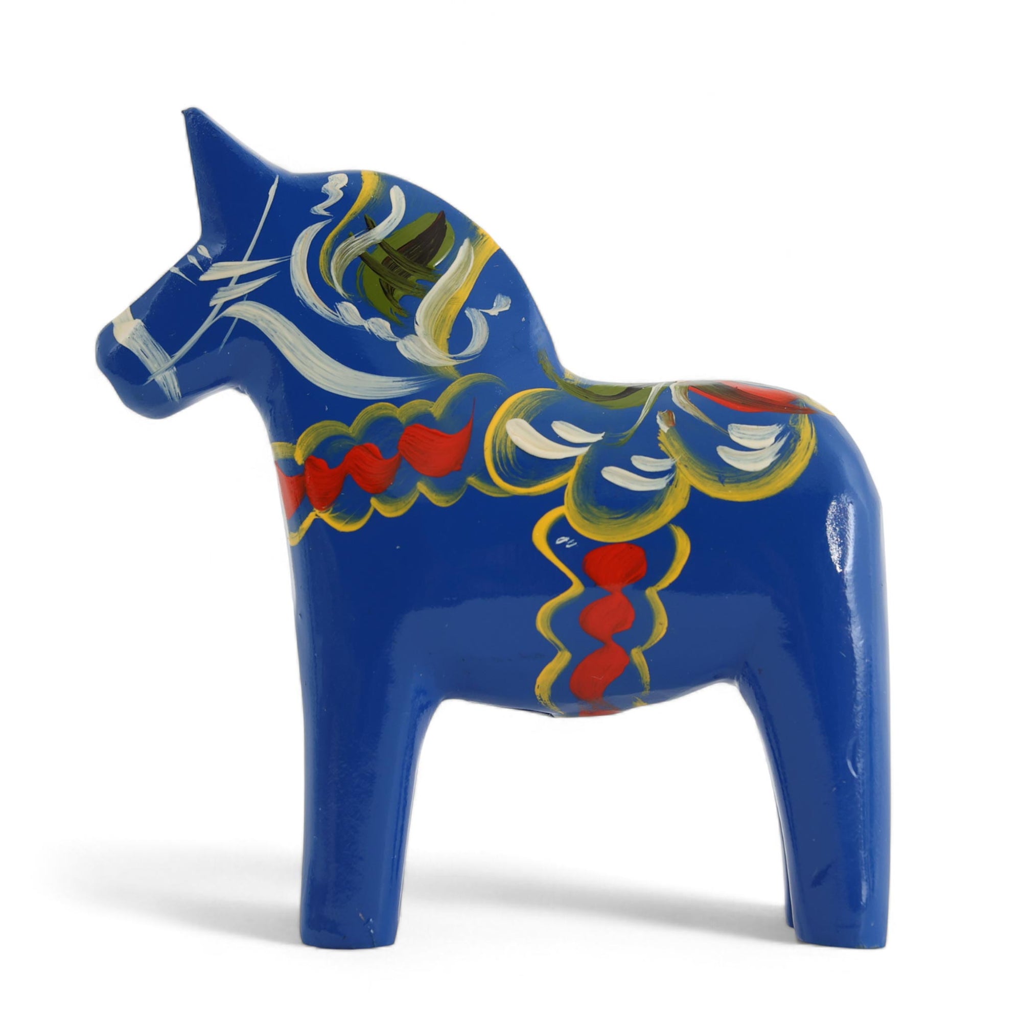 Grannas A. Olsson Hemslojd（グランナス オルソン ヘムスロイド）は、1922年にスウェーデン・ダーラナ地方ヌスナスで創業した世界最古のダラホース工房です。創業者のアンダース オルソン氏は、当初家族経営のパン屋から木工品製造へと転換し、弟らと協力してダラホースの生産を始めました。ひとつずつ選別されたスロースギ材（シルヤン湖周辺の赤松）を使い、木型の挽きから手彫り、下地塗装、さらに熟練のリップル（波模様）ペインターによるフリーハンド装飾を施します。その後、丁寧にニス仕上げされ、赤や白、青など伝統色に彩られた馬たちは、まさに「スウェーデンの象徴」として世界中の家庭や店舗に愛されています。伝統工房としての格式を受け継ぎつつも、パステルやモノトーン、限定柄などを加えることで、現代のインテリアにもマッチするデザイン性も追求しています。