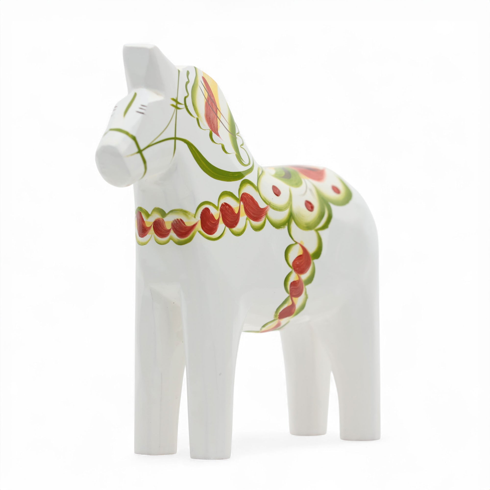 Grannas A. Olsson Hemslojd（グランナス オルソン ヘムスロイド）は、1922年にスウェーデン・ダーラナ地方ヌスナスで創業した世界最古のダラホース工房です。創業者のアンダース オルソン氏は、当初家族経営のパン屋から木工品製造へと転換し、弟らと協力してダラホースの生産を始めました。ひとつずつ選別されたスロースギ材（シルヤン湖周辺の赤松）を使い、木型の挽きから手彫り、下地塗装、さらに熟練のリップル（波模様）ペインターによるフリーハンド装飾を施します。その後、丁寧にニス仕上げされ、赤や白、青など伝統色に彩られた馬たちは、まさに「スウェーデンの象徴」として世界中の家庭や店舗に愛されています。伝統工房としての格式を受け継ぎつつも、パステルやモノトーン、限定柄などを加えることで、現代のインテリアにもマッチするデザイン性も追求しています。