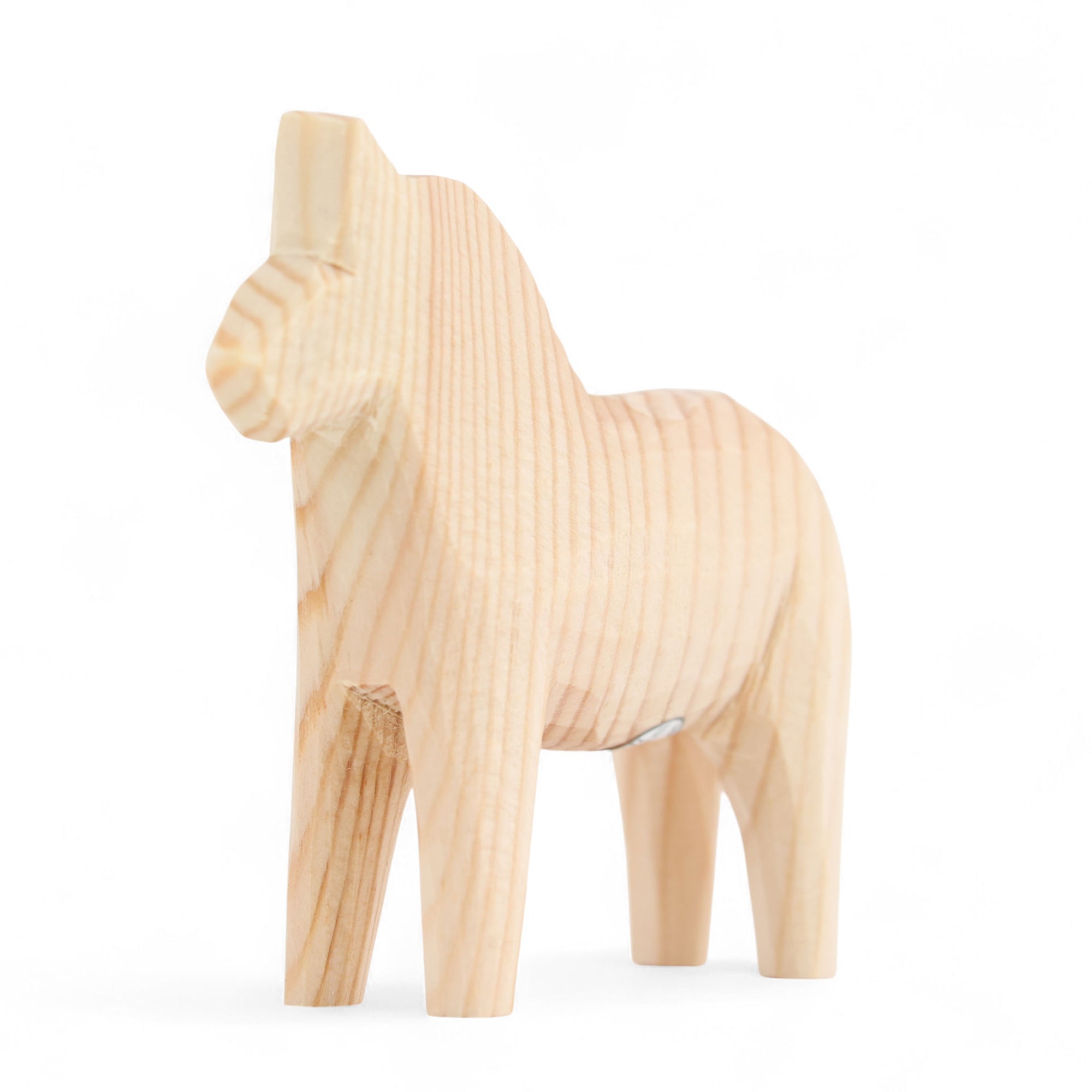 Grannas A. Olsson Hemslojd（グランナス オルソン ヘムスロイド）は、1922年にスウェーデン・ダーラナ地方ヌスナスで創業した世界最古のダラホース工房です。創業者のアンダース オルソン氏は、当初家族経営のパン屋から木工品製造へと転換し、弟らと協力してダラホースの生産を始めました。ひとつずつ選別されたスロースギ材（シルヤン湖周辺の赤松）を使い、木型の挽きから手彫り、下地塗装、さらに熟練のリップル（波模様）ペインターによるフリーハンド装飾を施します。その後、丁寧にニス仕上げされ、赤や白、青など伝統色に彩られた馬たちは、まさに「スウェーデンの象徴」として世界中の家庭や店舗に愛されています。伝統工房としての格式を受け継ぎつつも、パステルやモノトーン、限定柄などを加えることで、現代のインテリアにもマッチするデザイン性も追求しています。