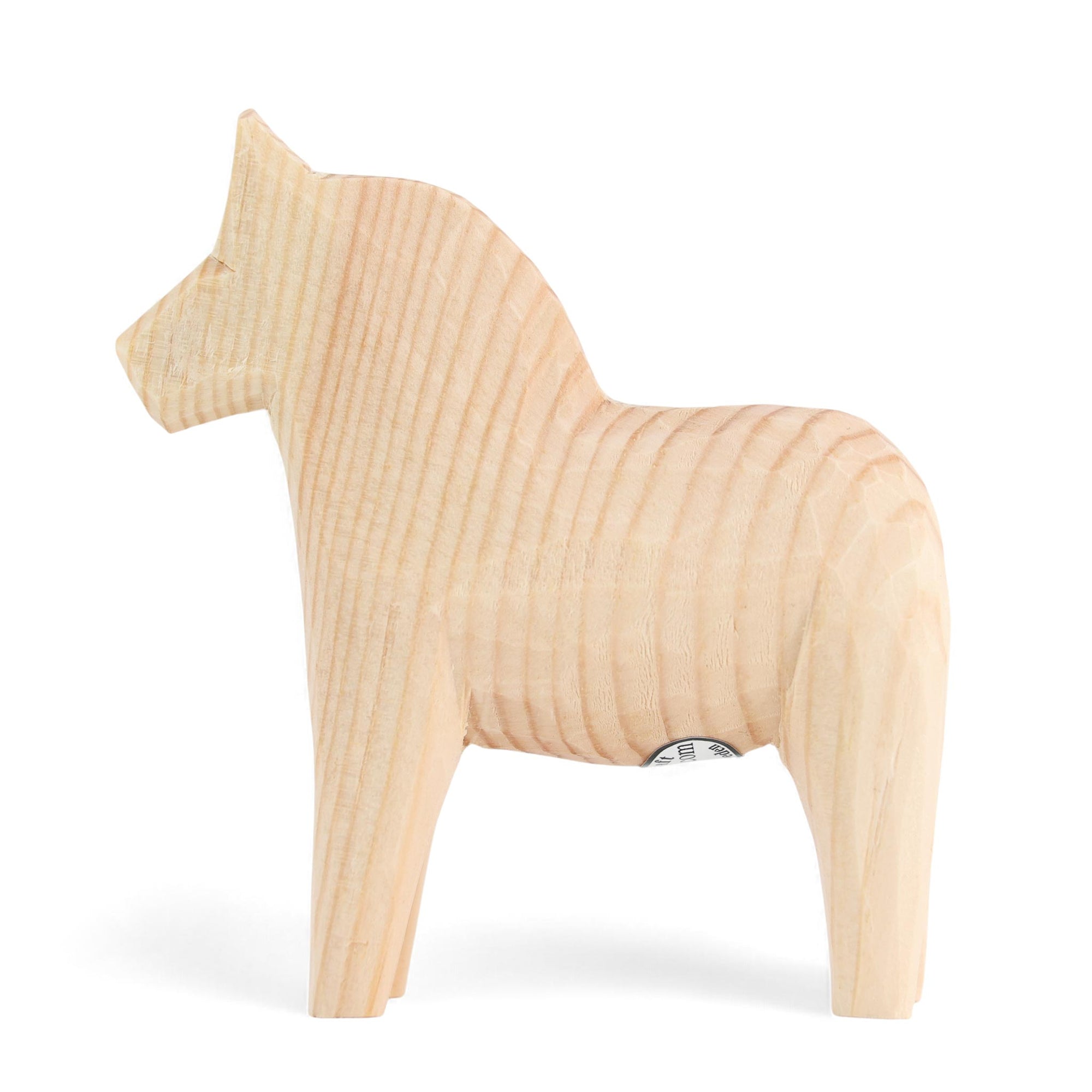 Grannas A. Olsson Hemslojd（グランナス オルソン ヘムスロイド）は、1922年にスウェーデン・ダーラナ地方ヌスナスで創業した世界最古のダラホース工房です。創業者のアンダース オルソン氏は、当初家族経営のパン屋から木工品製造へと転換し、弟らと協力してダラホースの生産を始めました。ひとつずつ選別されたスロースギ材（シルヤン湖周辺の赤松）を使い、木型の挽きから手彫り、下地塗装、さらに熟練のリップル（波模様）ペインターによるフリーハンド装飾を施します。その後、丁寧にニス仕上げされ、赤や白、青など伝統色に彩られた馬たちは、まさに「スウェーデンの象徴」として世界中の家庭や店舗に愛されています。伝統工房としての格式を受け継ぎつつも、パステルやモノトーン、限定柄などを加えることで、現代のインテリアにもマッチするデザイン性も追求しています。