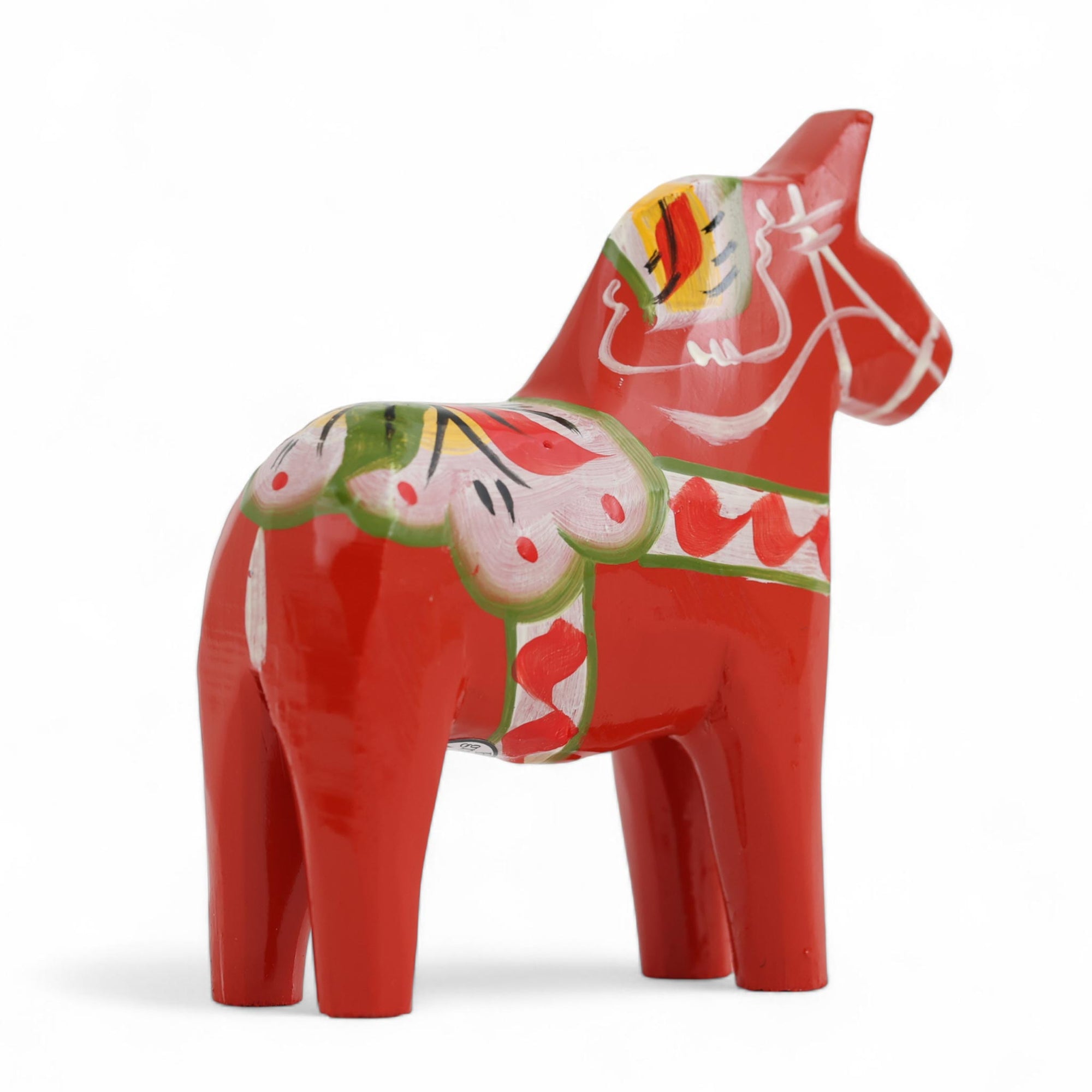 Grannas A. Olsson Hemslojd（グランナス オルソン ヘムスロイド）は、1922年にスウェーデン・ダーラナ地方ヌスナスで創業した世界最古のダラホース工房です。創業者のアンダース オルソン氏は、当初家族経営のパン屋から木工品製造へと転換し、弟らと協力してダラホースの生産を始めました。ひとつずつ選別されたスロースギ材（シルヤン湖周辺の赤松）を使い、木型の挽きから手彫り、下地塗装、さらに熟練のリップル（波模様）ペインターによるフリーハンド装飾を施します。その後、丁寧にニス仕上げされ、赤や白、青など伝統色に彩られた馬たちは、まさに「スウェーデンの象徴」として世界中の家庭や店舗に愛されています。伝統工房としての格式を受け継ぎつつも、パステルやモノトーン、限定柄などを加えることで、現代のインテリアにもマッチするデザイン性も追求しています。