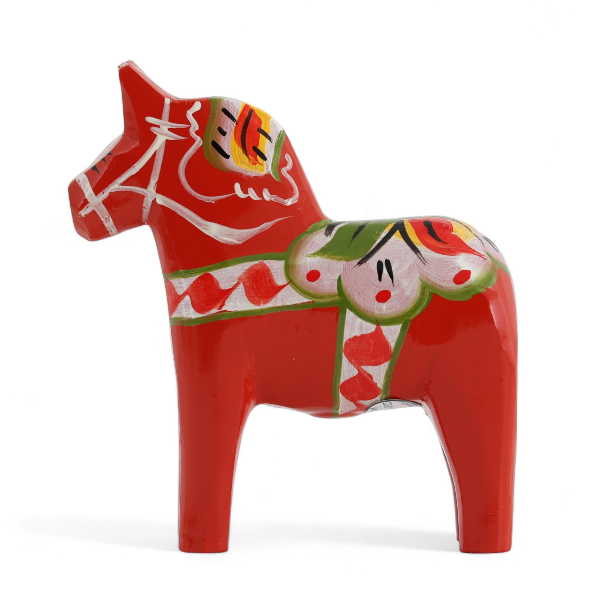 Grannas A. Olsson Hemslojd（グランナス オルソン ヘムスロイド）は、1922年にスウェーデン・ダーラナ地方ヌスナスで創業した世界最古のダラホース工房です。創業者のアンダース オルソン氏は、当初家族経営のパン屋から木工品製造へと転換し、弟らと協力してダラホースの生産を始めました。ひとつずつ選別されたスロースギ材（シルヤン湖周辺の赤松）を使い、木型の挽きから手彫り、下地塗装、さらに熟練のリップル（波模様）ペインターによるフリーハンド装飾を施します。その後、丁寧にニス仕上げされ、赤や白、青など伝統色に彩られた馬たちは、まさに「スウェーデンの象徴」として世界中の家庭や店舗に愛されています。伝統工房としての格式を受け継ぎつつも、パステルやモノトーン、限定柄などを加えることで、現代のインテリアにもマッチするデザイン性も追求しています。