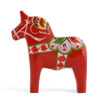 Grannas A. Olsson Hemslojd（グランナス オルソン ヘムスロイド）は、1922年にスウェーデン・ダーラナ地方ヌスナスで創業した世界最古のダラホース工房です。創業者のアンダース オルソン氏は、当初家族経営のパン屋から木工品製造へと転換し、弟らと協力してダラホースの生産を始めました。ひとつずつ選別されたスロースギ材（シルヤン湖周辺の赤松）を使い、木型の挽きから手彫り、下地塗装、さらに熟練のリップル（波模様）ペインターによるフリーハンド装飾を施します。その後、丁寧にニス仕上げされ、赤や白、青など伝統色に彩られた馬たちは、まさに「スウェーデンの象徴」として世界中の家庭や店舗に愛されています。伝統工房としての格式を受け継ぎつつも、パステルやモノトーン、限定柄などを加えることで、現代のインテリアにもマッチするデザイン性も追求しています。