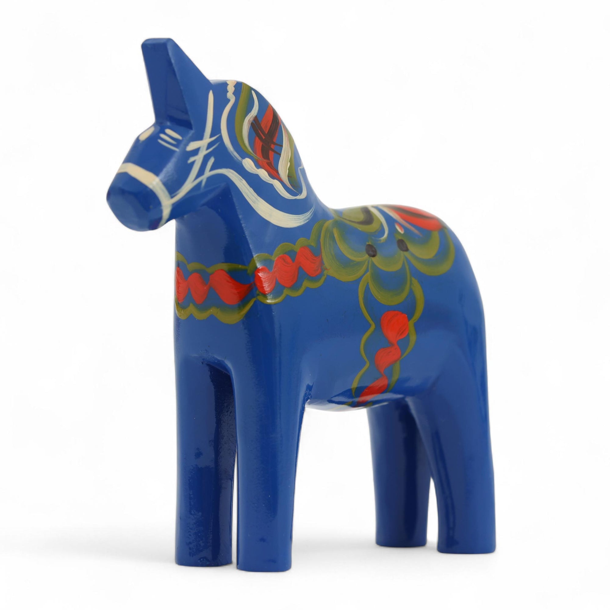 Grannas A. Olsson Hemslojd（グランナス オルソン ヘムスロイド）は、1922年にスウェーデン・ダーラナ地方ヌスナスで創業した世界最古のダラホース工房です。創業者のアンダース オルソン氏は、当初家族経営のパン屋から木工品製造へと転換し、弟らと協力してダラホースの生産を始めました。ひとつずつ選別されたスロースギ材（シルヤン湖周辺の赤松）を使い、木型の挽きから手彫り、下地塗装、さらに熟練のリップル（波模様）ペインターによるフリーハンド装飾を施します。その後、丁寧にニス仕上げされ、赤や白、青など伝統色に彩られた馬たちは、まさに「スウェーデンの象徴」として世界中の家庭や店舗に愛されています。伝統工房としての格式を受け継ぎつつも、パステルやモノトーン、限定柄などを加えることで、現代のインテリアにもマッチするデザイン性も追求しています。