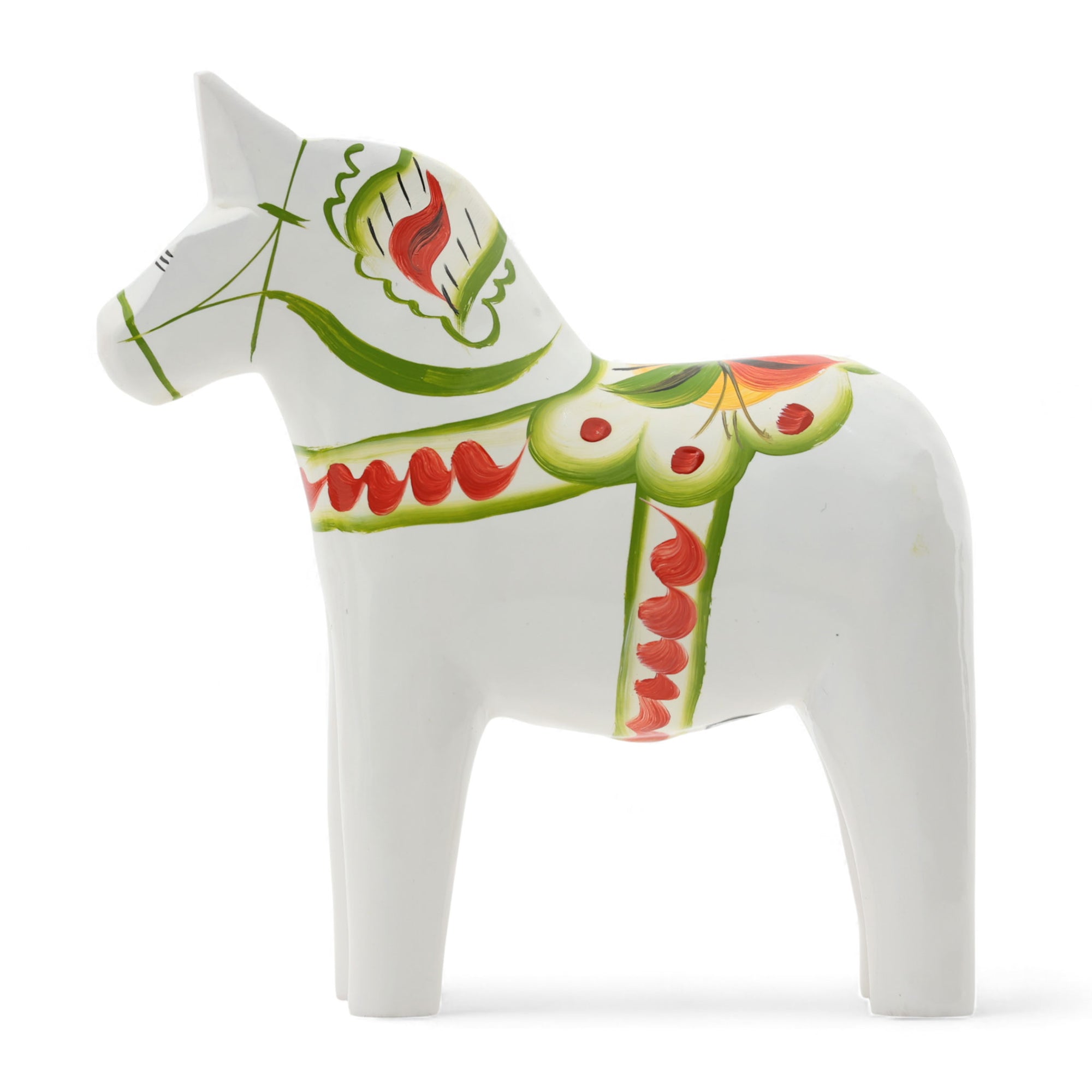 Grannas A. Olsson Hemslojd（グランナス オルソン ヘムスロイド）は、1922年にスウェーデン・ダーラナ地方ヌスナスで創業した世界最古のダラホース工房です。創業者のアンダース オルソン氏は、当初家族経営のパン屋から木工品製造へと転換し、弟らと協力してダラホースの生産を始めました。ひとつずつ選別されたスロースギ材（シルヤン湖周辺の赤松）を使い、木型の挽きから手彫り、下地塗装、さらに熟練のリップル（波模様）ペインターによるフリーハンド装飾を施します。その後、丁寧にニス仕上げされ、赤や白、青など伝統色に彩られた馬たちは、まさに「スウェーデンの象徴」として世界中の家庭や店舗に愛されています。伝統工房としての格式を受け継ぎつつも、パステルやモノトーン、限定柄などを加えることで、現代のインテリアにもマッチするデザイン性も追求しています。