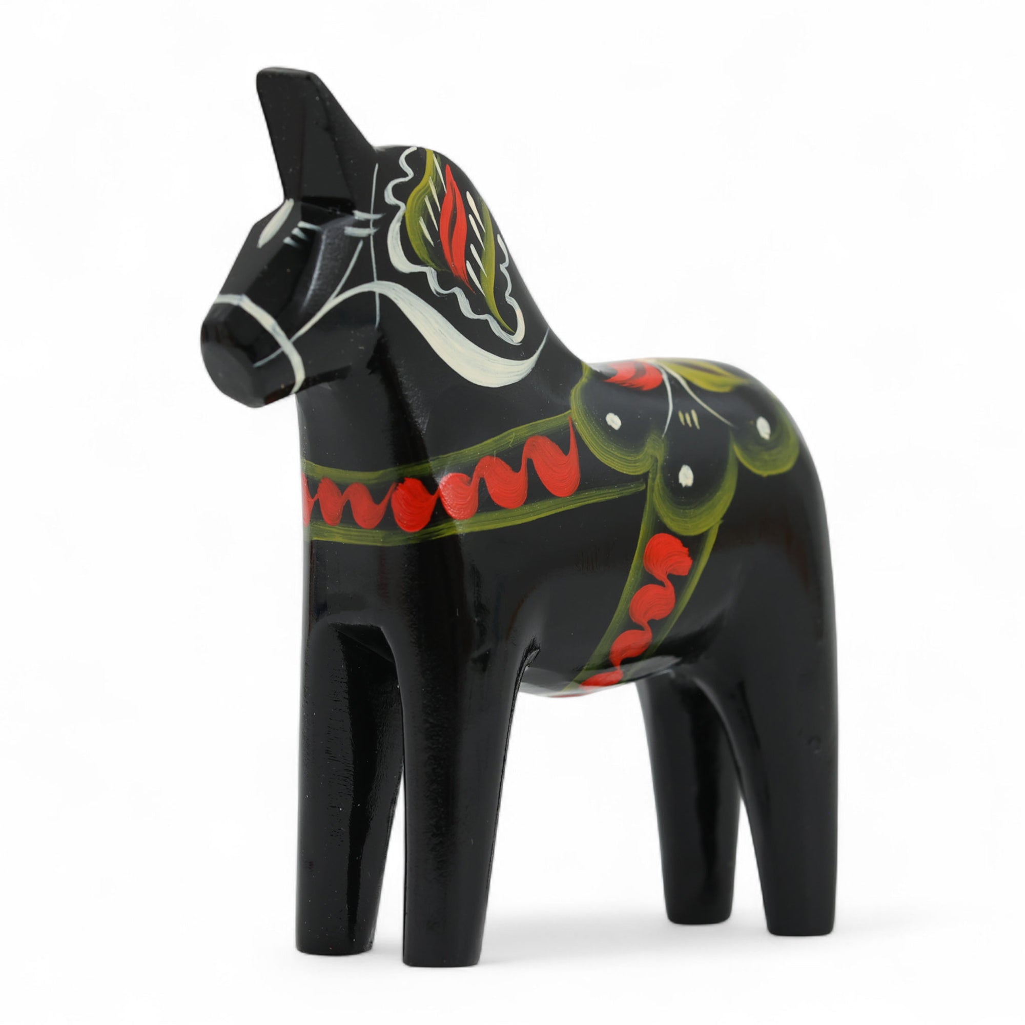 Grannas A. Olsson Hemslojd（グランナス オルソン ヘムスロイド）は、1922年にスウェーデン・ダーラナ地方ヌスナスで創業した世界最古のダラホース工房です。創業者のアンダース オルソン氏は、当初家族経営のパン屋から木工品製造へと転換し、弟らと協力してダラホースの生産を始めました。ひとつずつ選別されたスロースギ材（シルヤン湖周辺の赤松）を使い、木型の挽きから手彫り、下地塗装、さらに熟練のリップル（波模様）ペインターによるフリーハンド装飾を施します。その後、丁寧にニス仕上げされ、赤や白、青など伝統色に彩られた馬たちは、まさに「スウェーデンの象徴」として世界中の家庭や店舗に愛されています。伝統工房としての格式を受け継ぎつつも、パステルやモノトーン、限定柄などを加えることで、現代のインテリアにもマッチするデザイン性も追求しています。