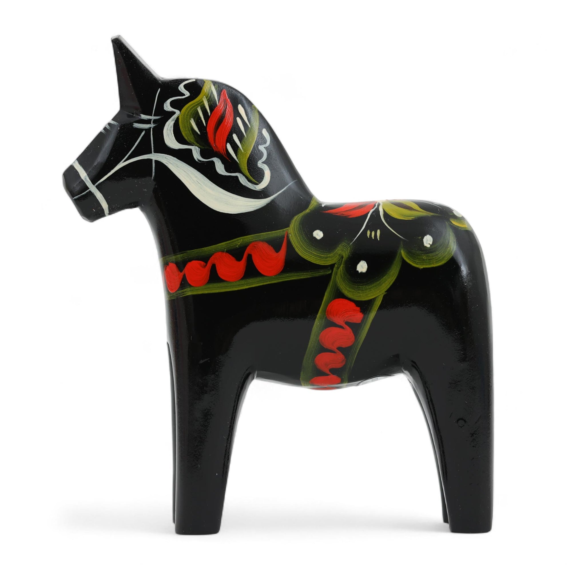 Grannas A. Olsson Hemslojd（グランナス オルソン ヘムスロイド）は、1922年にスウェーデン・ダーラナ地方ヌスナスで創業した世界最古のダラホース工房です。創業者のアンダース オルソン氏は、当初家族経営のパン屋から木工品製造へと転換し、弟らと協力してダラホースの生産を始めました。ひとつずつ選別されたスロースギ材（シルヤン湖周辺の赤松）を使い、木型の挽きから手彫り、下地塗装、さらに熟練のリップル（波模様）ペインターによるフリーハンド装飾を施します。その後、丁寧にニス仕上げされ、赤や白、青など伝統色に彩られた馬たちは、まさに「スウェーデンの象徴」として世界中の家庭や店舗に愛されています。伝統工房としての格式を受け継ぎつつも、パステルやモノトーン、限定柄などを加えることで、現代のインテリアにもマッチするデザイン性も追求しています。